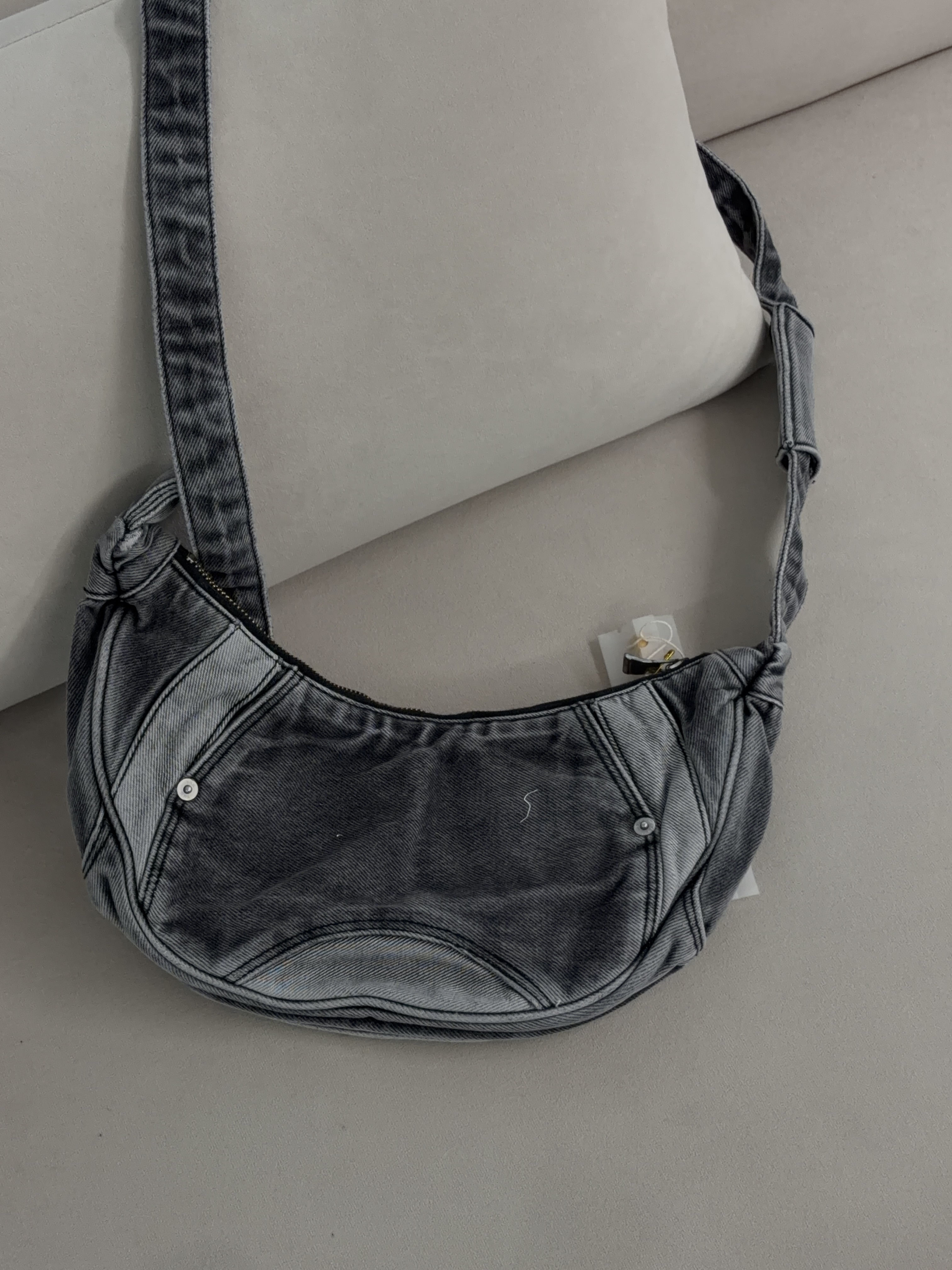 Xlim Ep.7 01 Denim Bag Charcoal 착용 스타일
