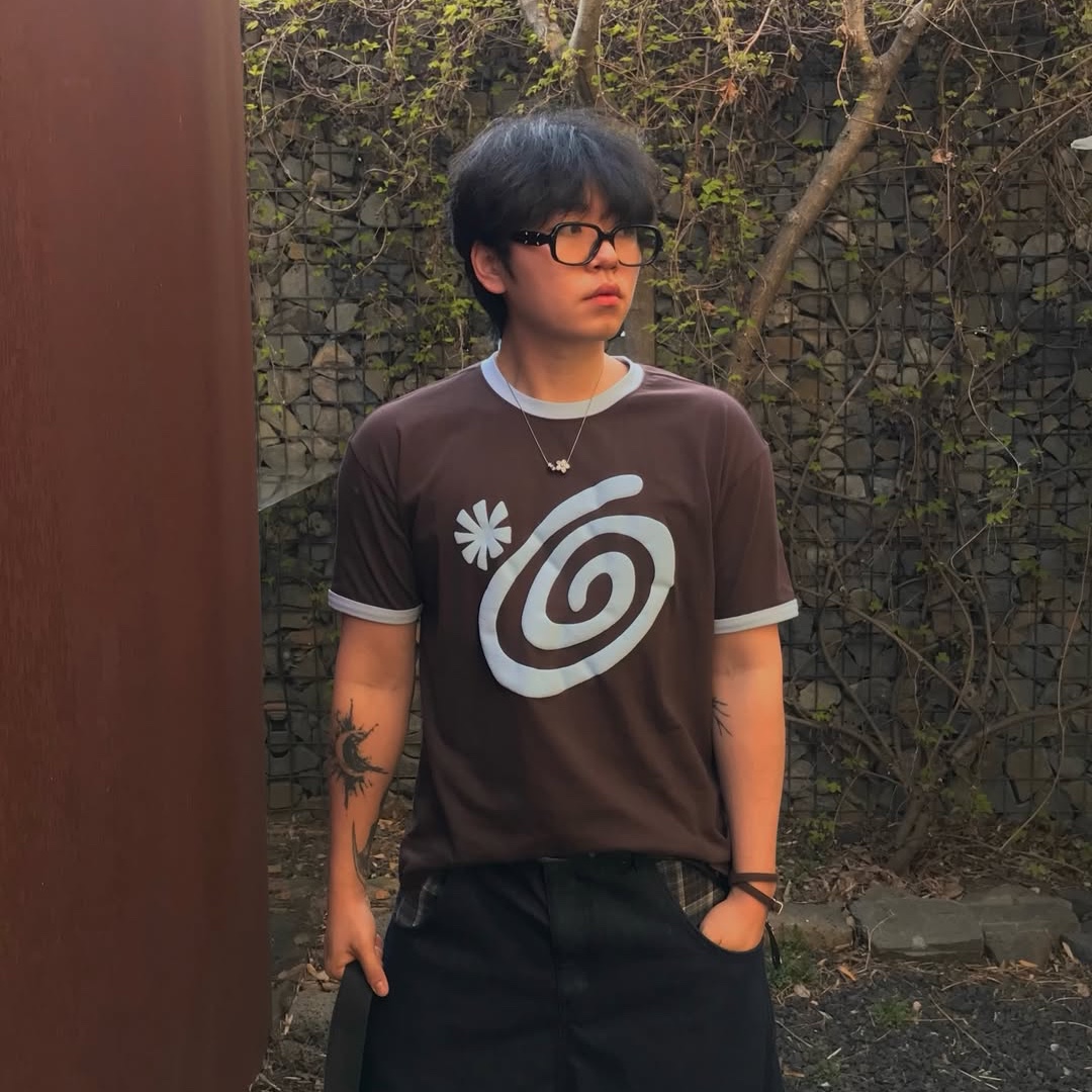 AMOU Molly Ringer T-Shirts Brown 착용 스타일 - 1