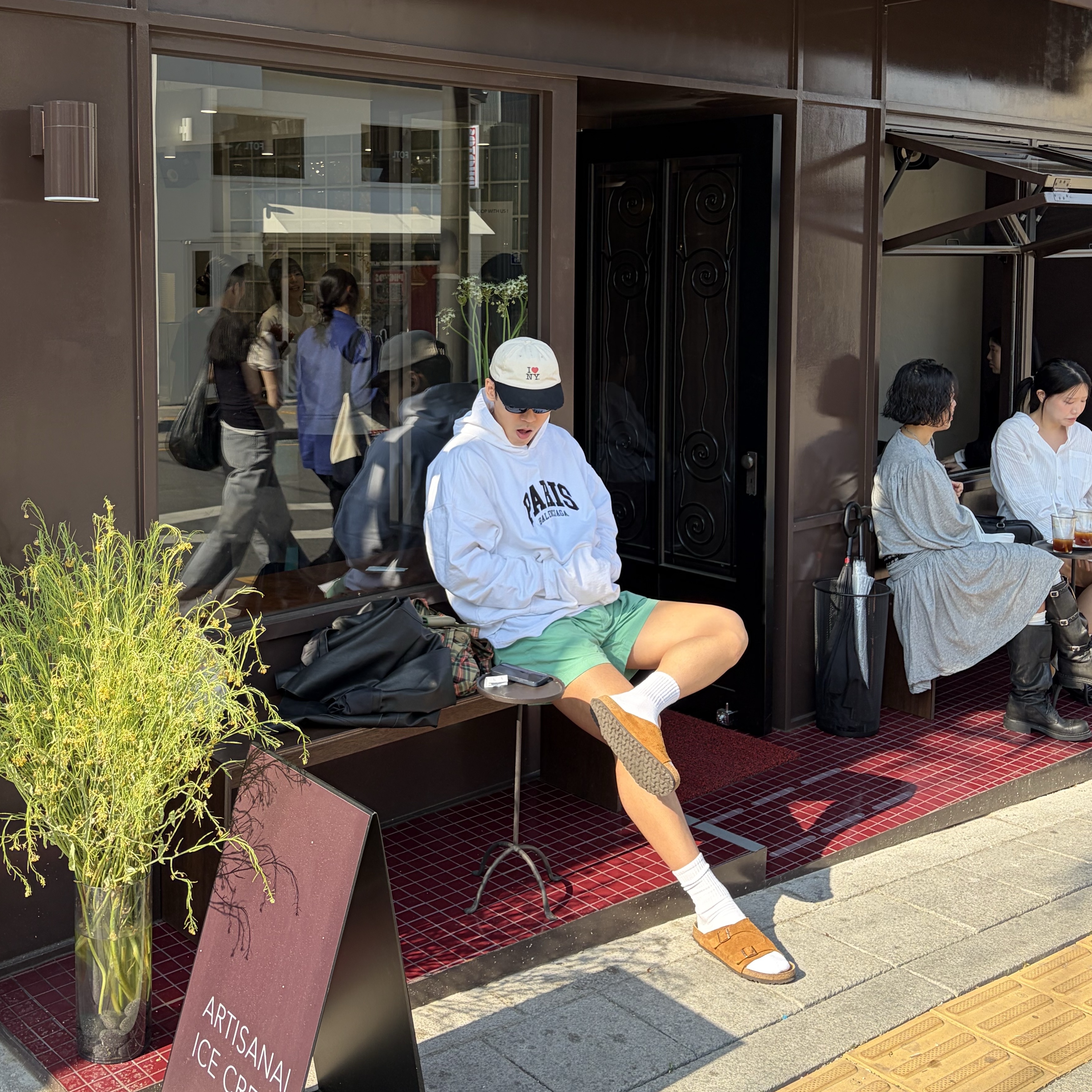 Birkenstock Zurich Suede Leather Mink - Narrow, Balenciaga Cities Paris Wide Fit Hoodie White 착용 스타일