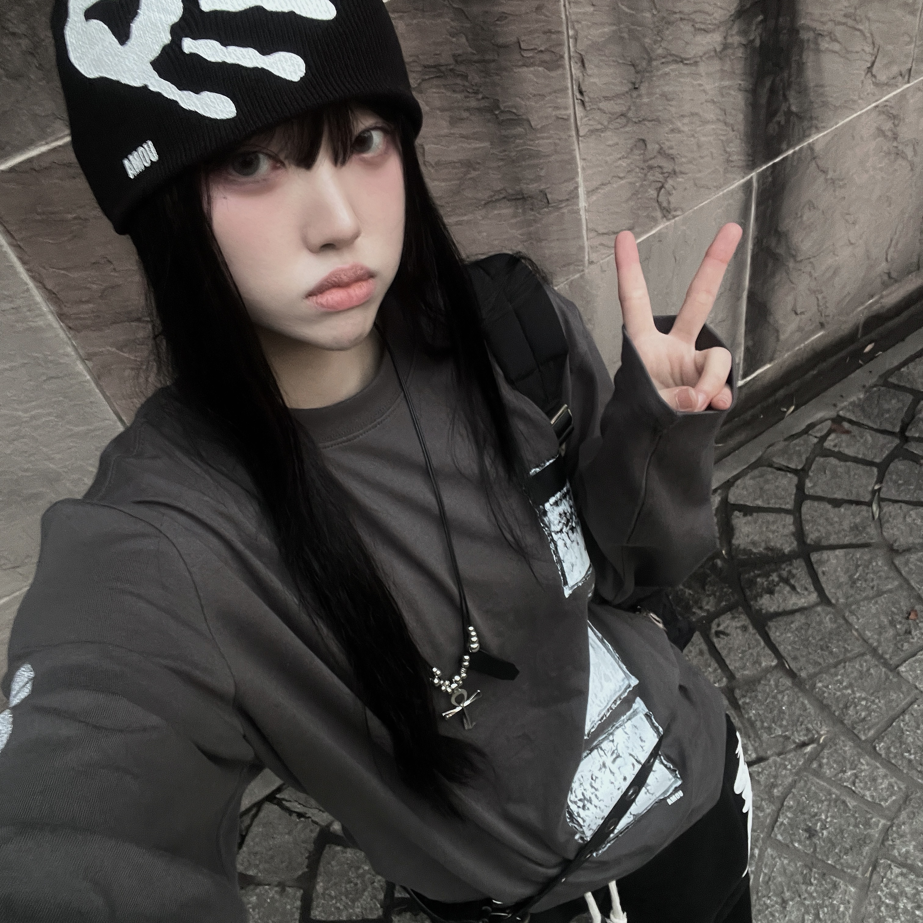 AMOU Palm Sign Beanie Black, AMOU Frame Archive Long Sleeve Charcoal 착용 스타일 - 1