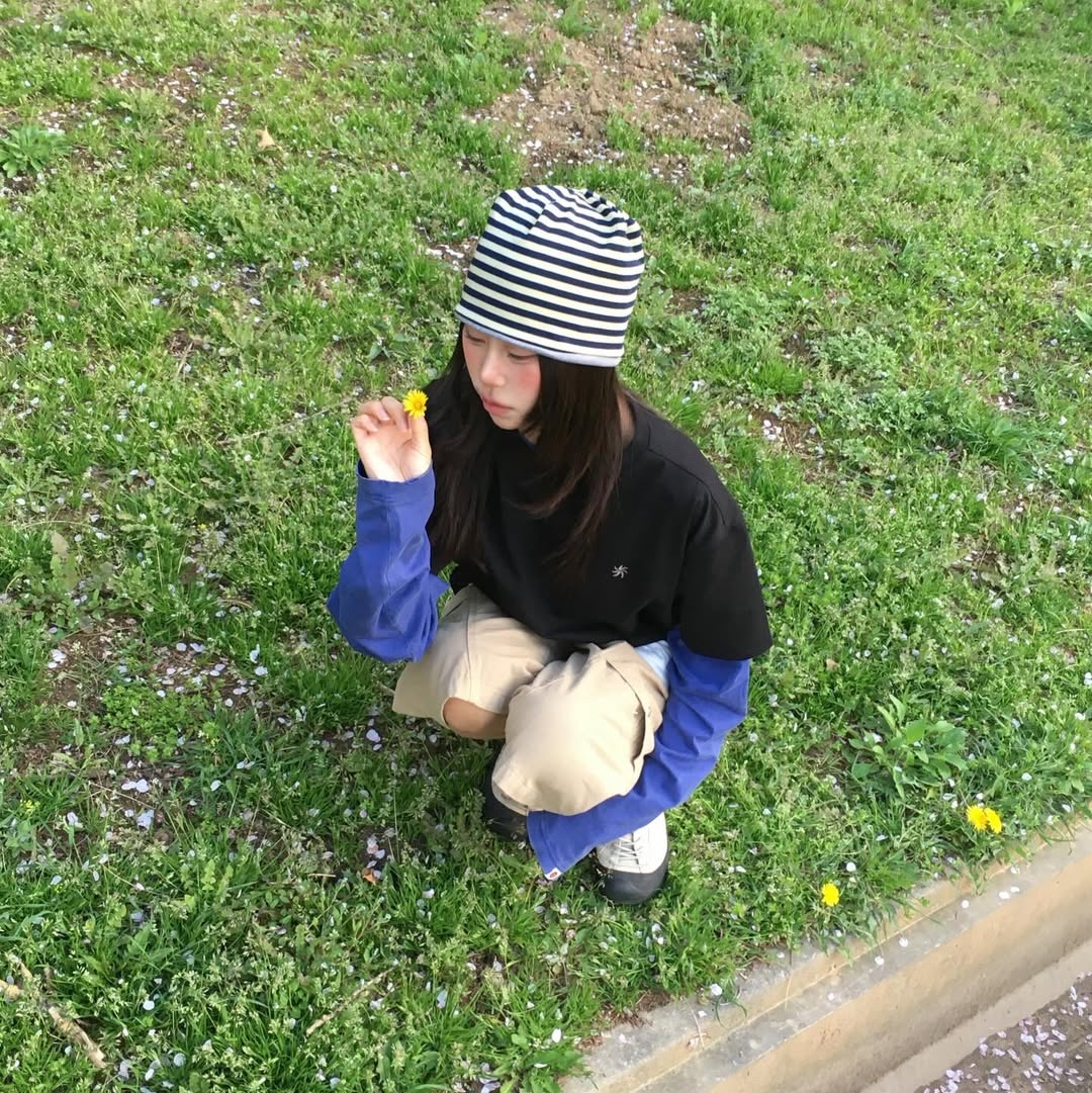 AMOU Reversible Stripe Beanie Gray 착용 스타일 - 2