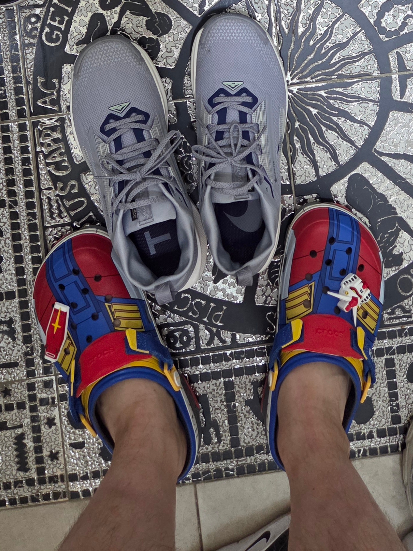 Crocs x Gundam All Terrian Clog Slate Grey, Nike Pegasus Trail 5 Gore-Tex Cement Grey Jade Horizon 착용 스타일