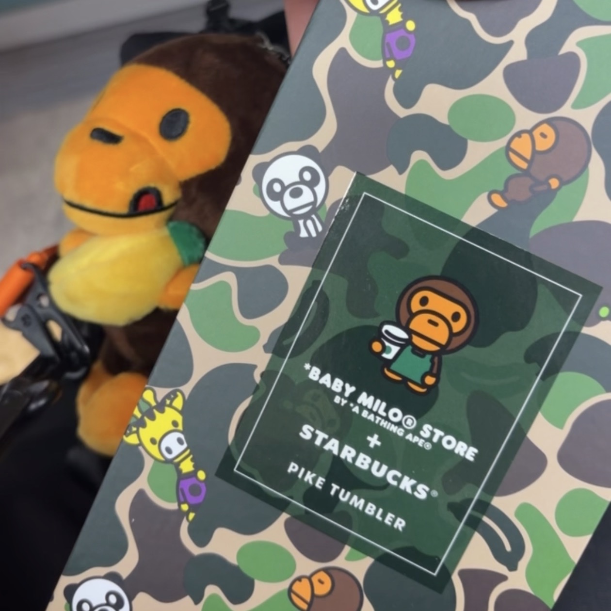 Starbucks x BAPE Baby Milo Tumbler 473ml 착용 스타일 - 1