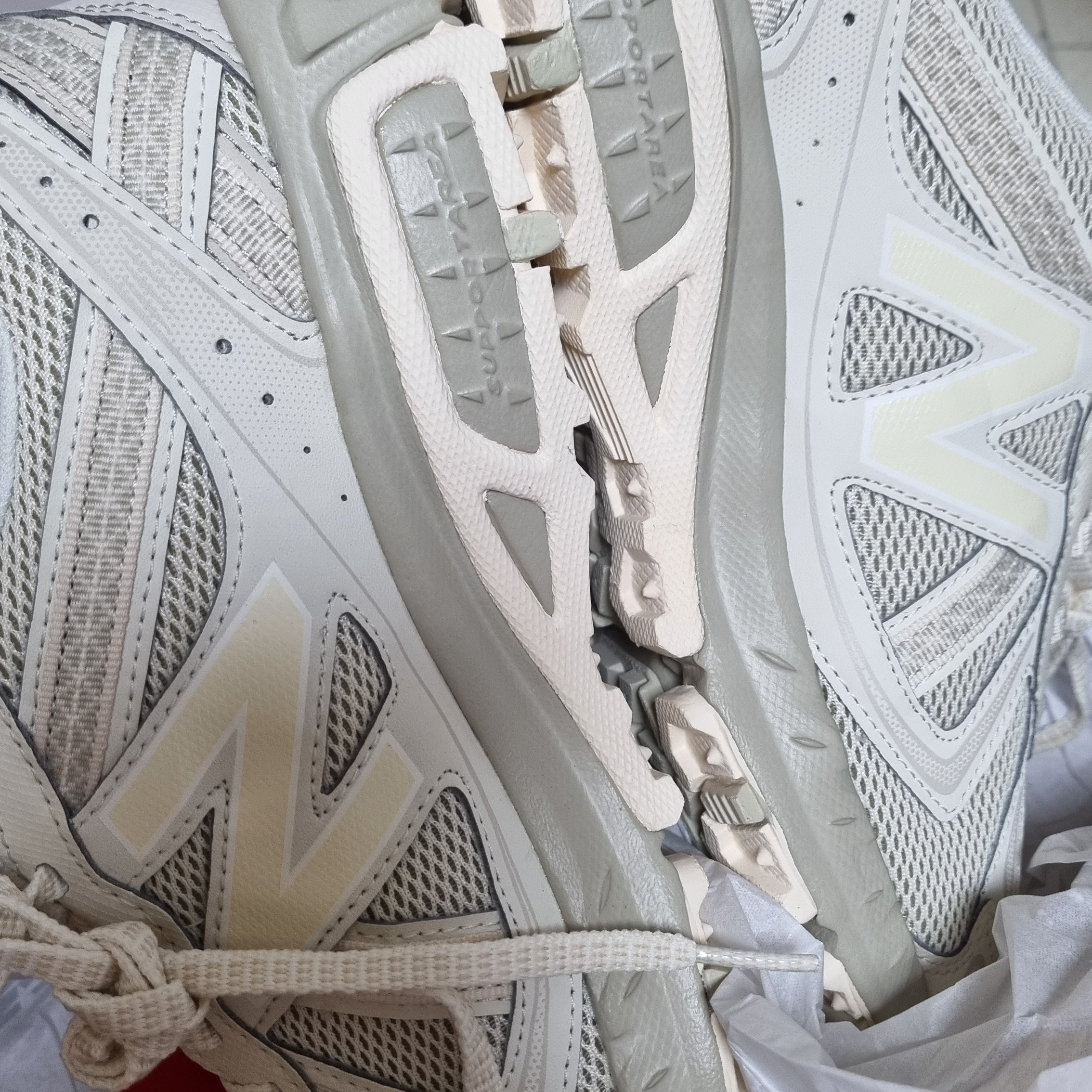 New Balance 410v5 Trail Beige - 2E Wide 착용 스타일 - 9