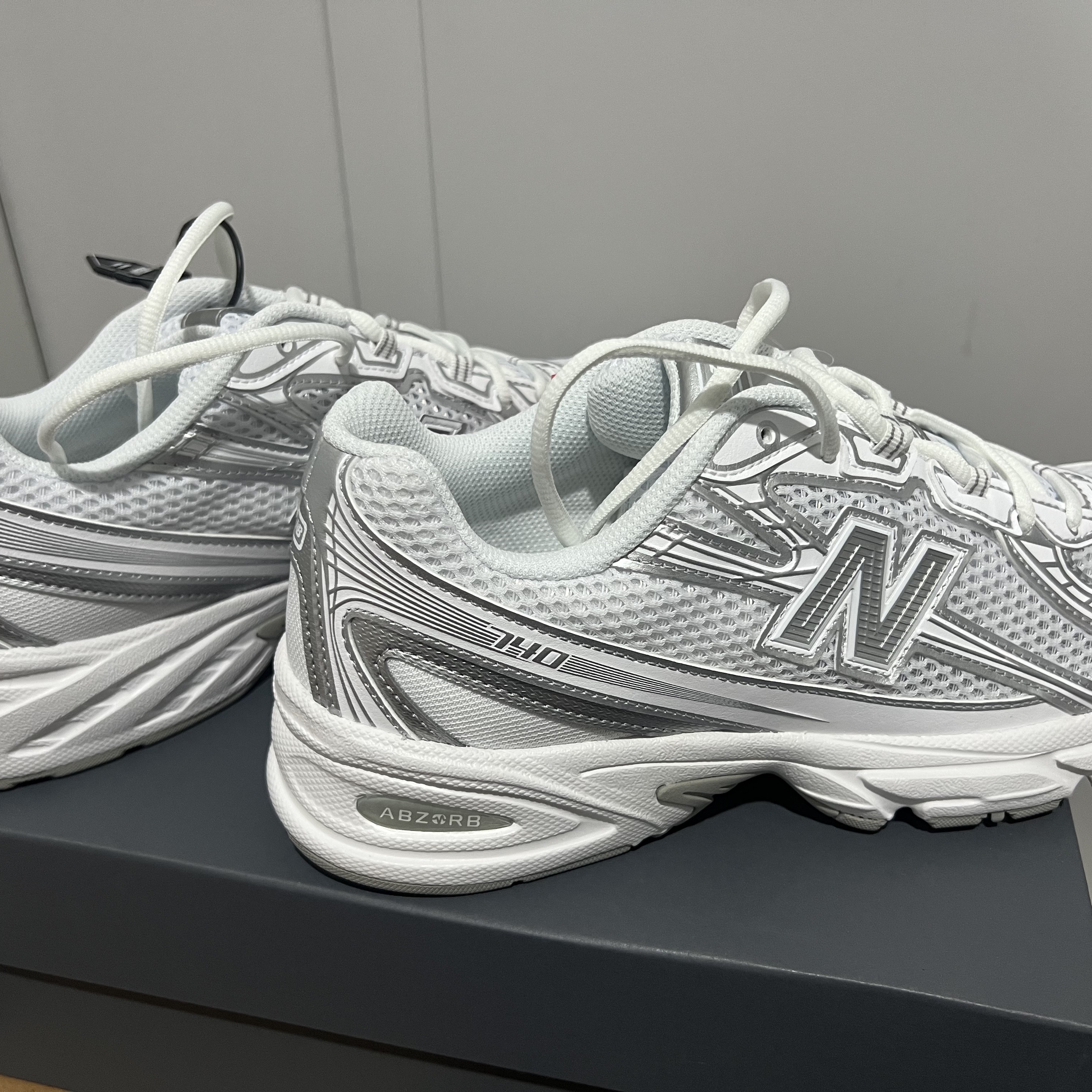 New Balance 740v2 White Silver Metallic 착용 스타일 - 1