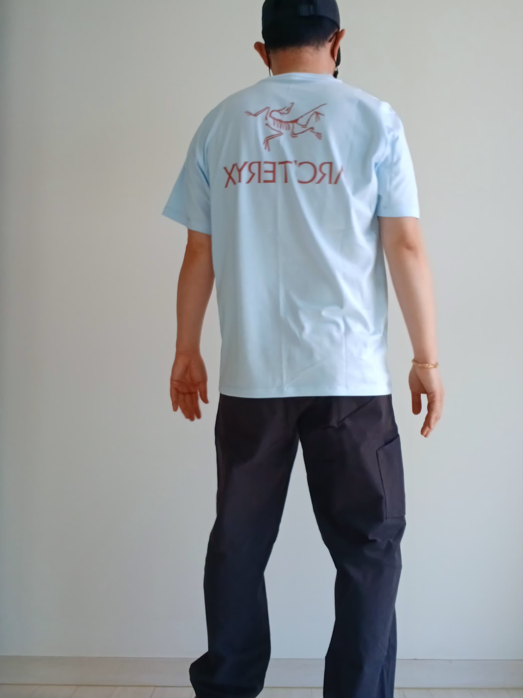Arc'teryx Small Bird Cap Black, Arc'teryx Kragg SL Cotton Bird Word SS T-Shirt Alpine Blue Stone Red 착용 스타일 - 4