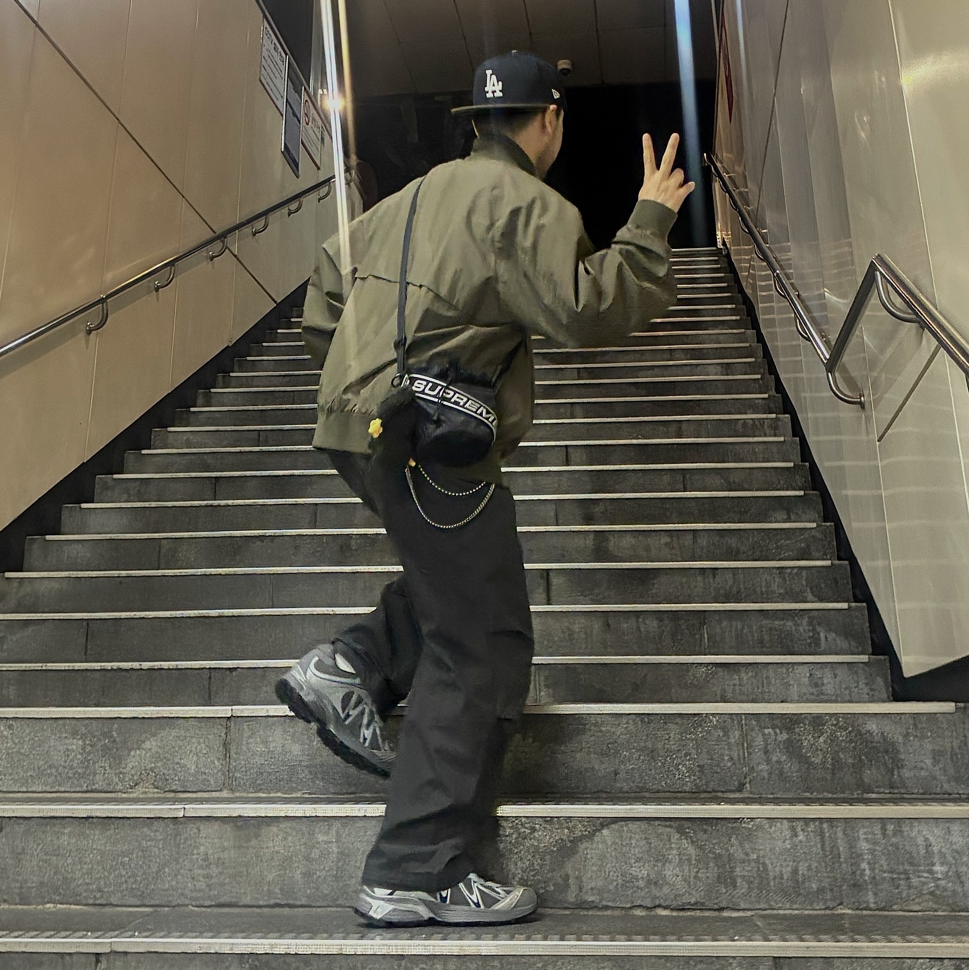 Supreme Small Cinch Pouch Black - 23FW, Salomon Advanced XT-Whisper Castlerock Footwear Silver 착용 스타일 - 1