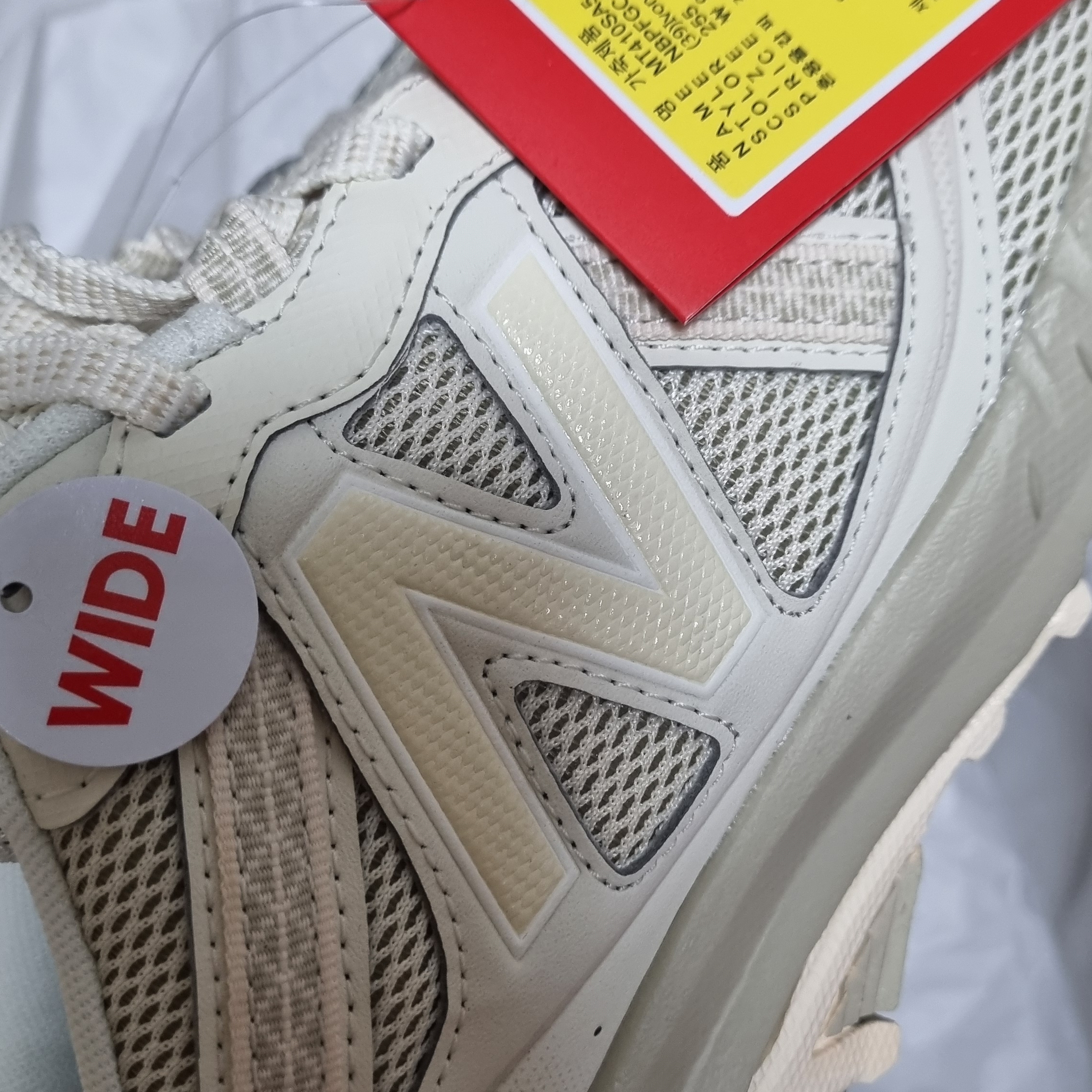 New Balance 410v5 Trail Beige - 2E Wide 착용 스타일 - 5