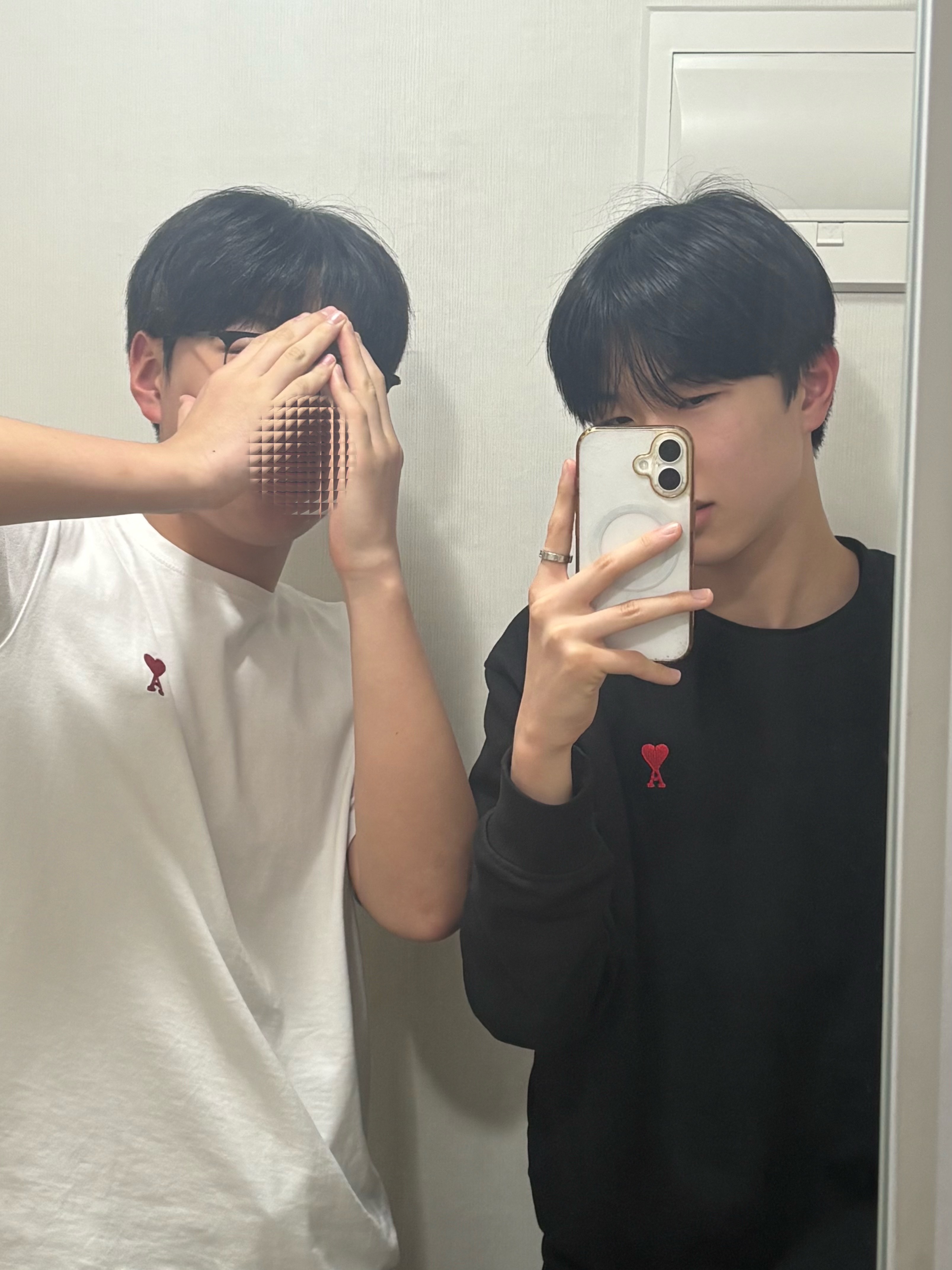 AMI de Coeur Sweatshirt Black, AMI de Coeur T-Shirt White 착용 스타일