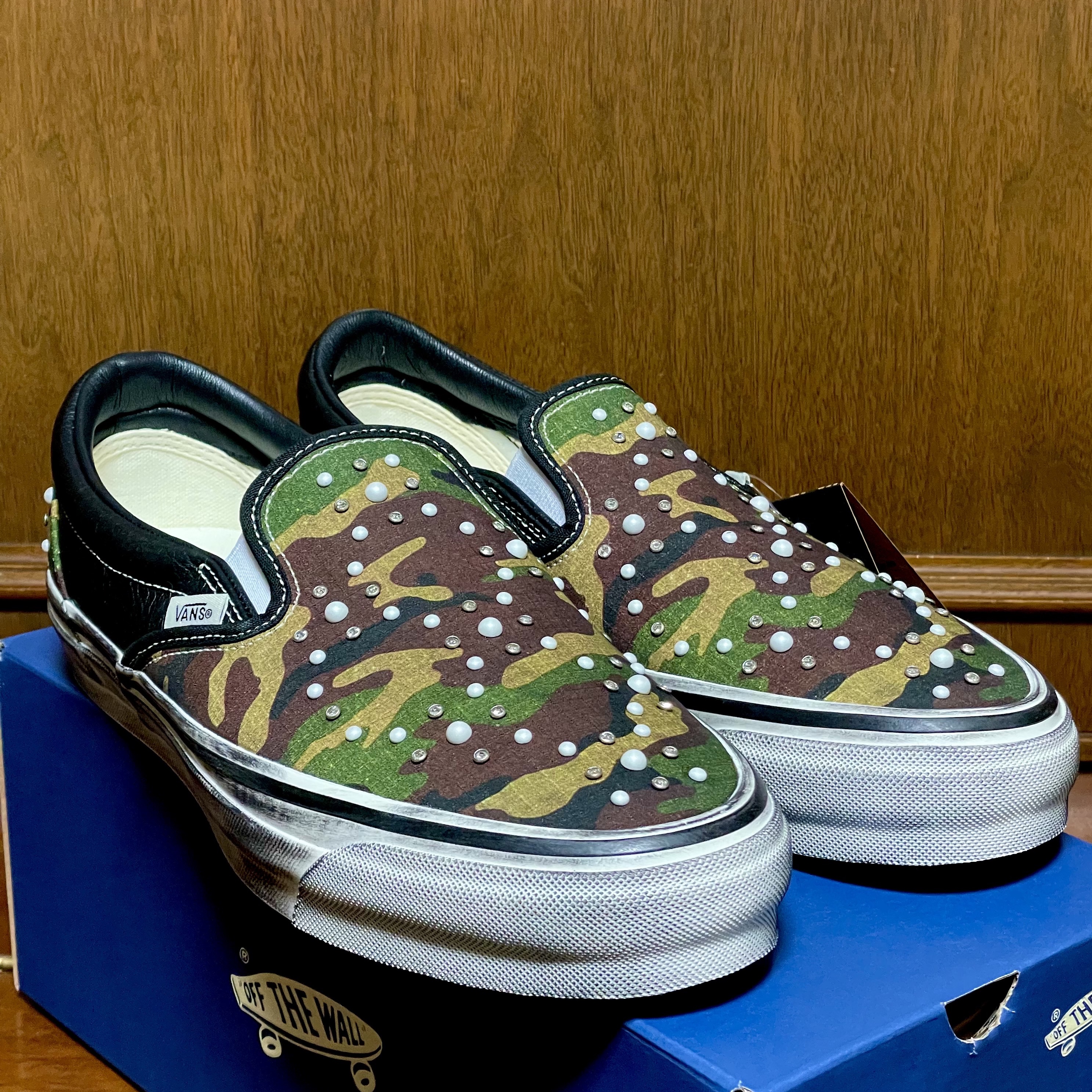 Vans LX Classic Slip-On 98 Pearlized Camo Black 착용 스타일 - 7