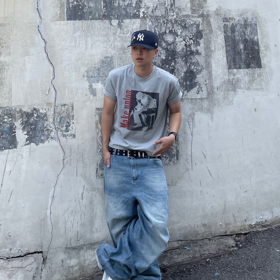 AMOU Trouble Half T-Shirts Gray 착용 스타일 - 2