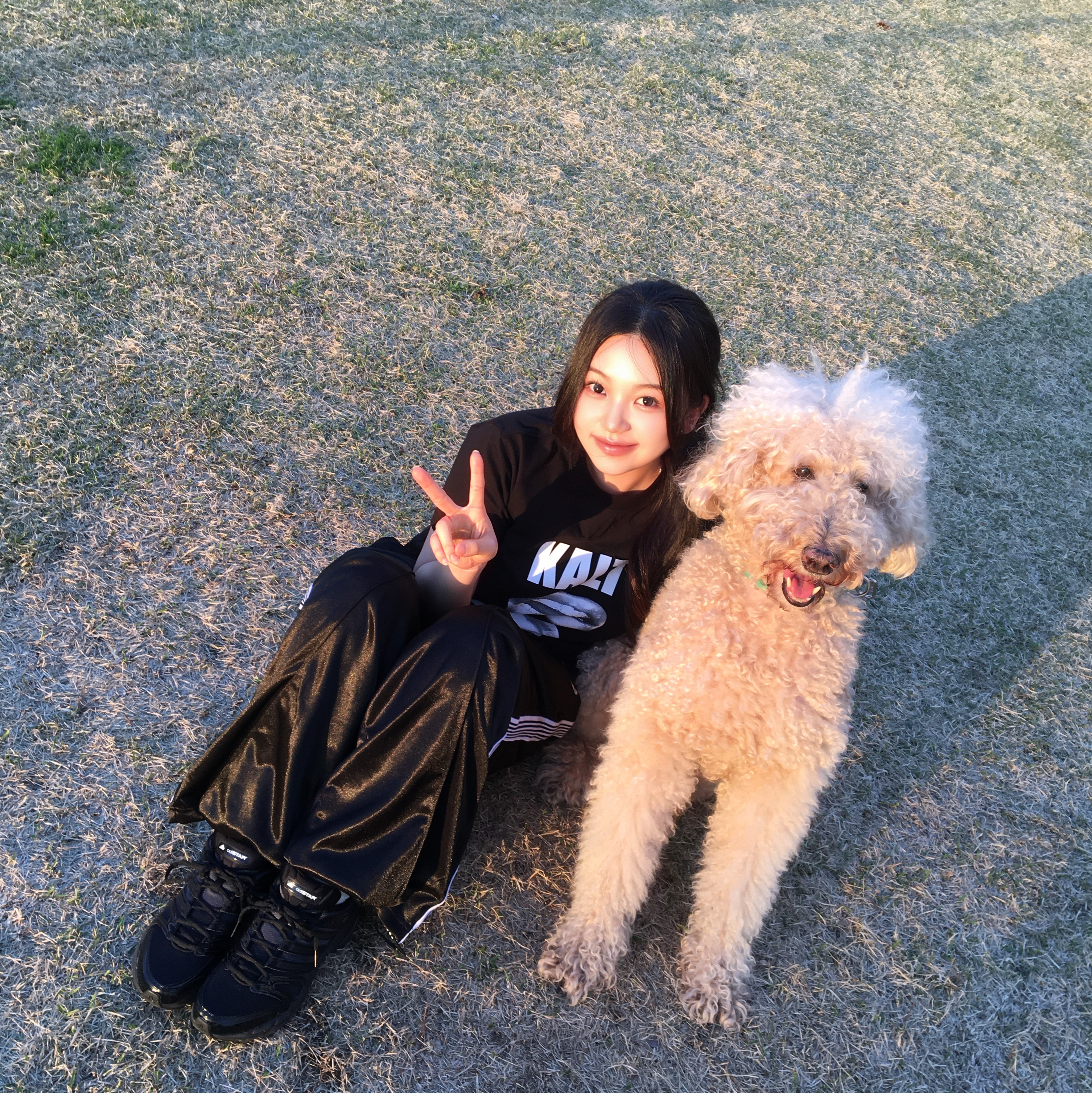 AMOU Kalt Lips Half T-Shirts Black 착용 스타일 - 3