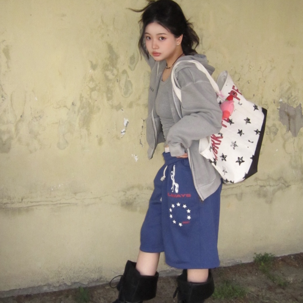 AMOU Horse One Tuck Bermuda Pants Blue, AMOU Dot Star Tote Bag 착용 스타일 - 6