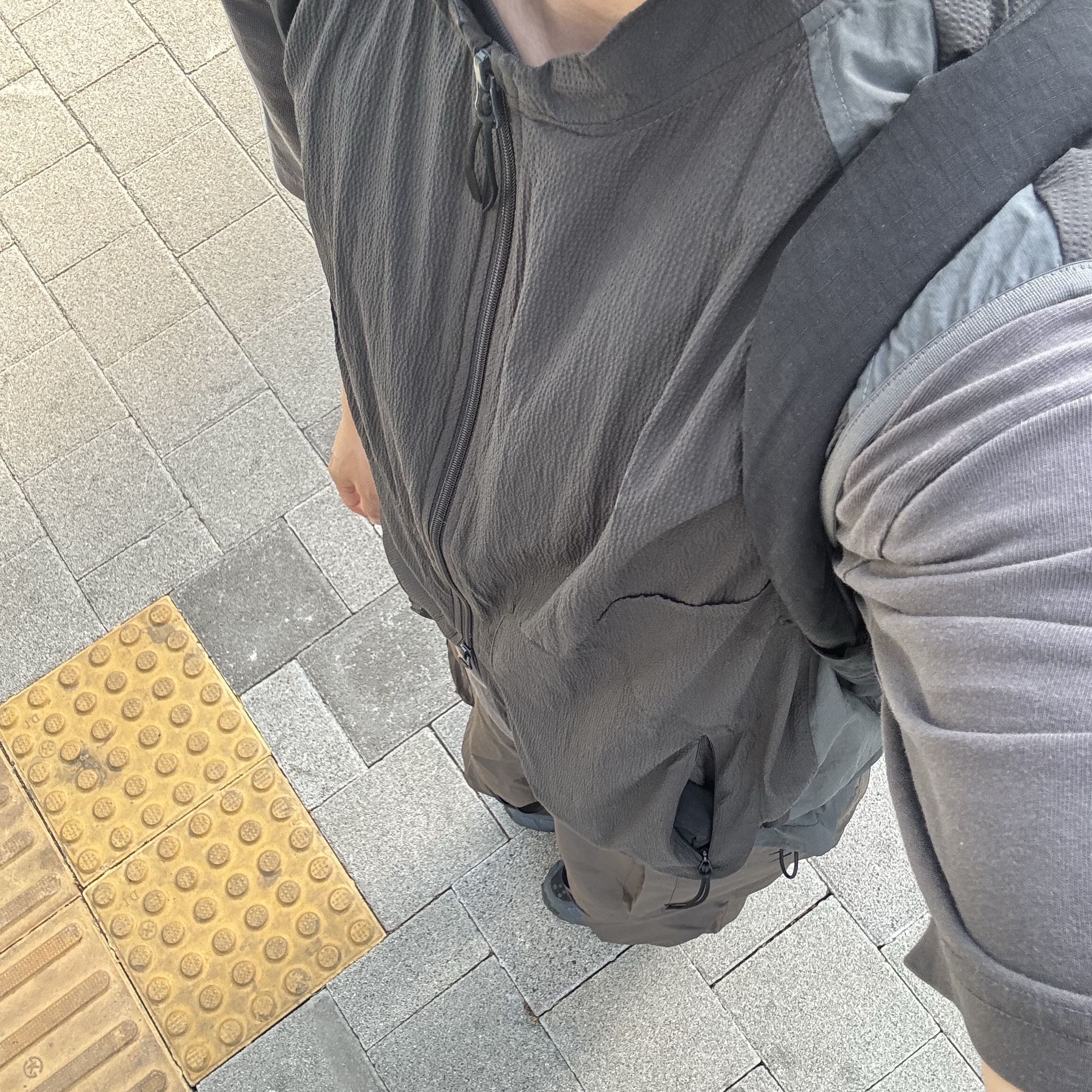 Sansan Gear Terraface Vest Charcoal, Hyein Seo Backpack Black 착용 스타일 - 3