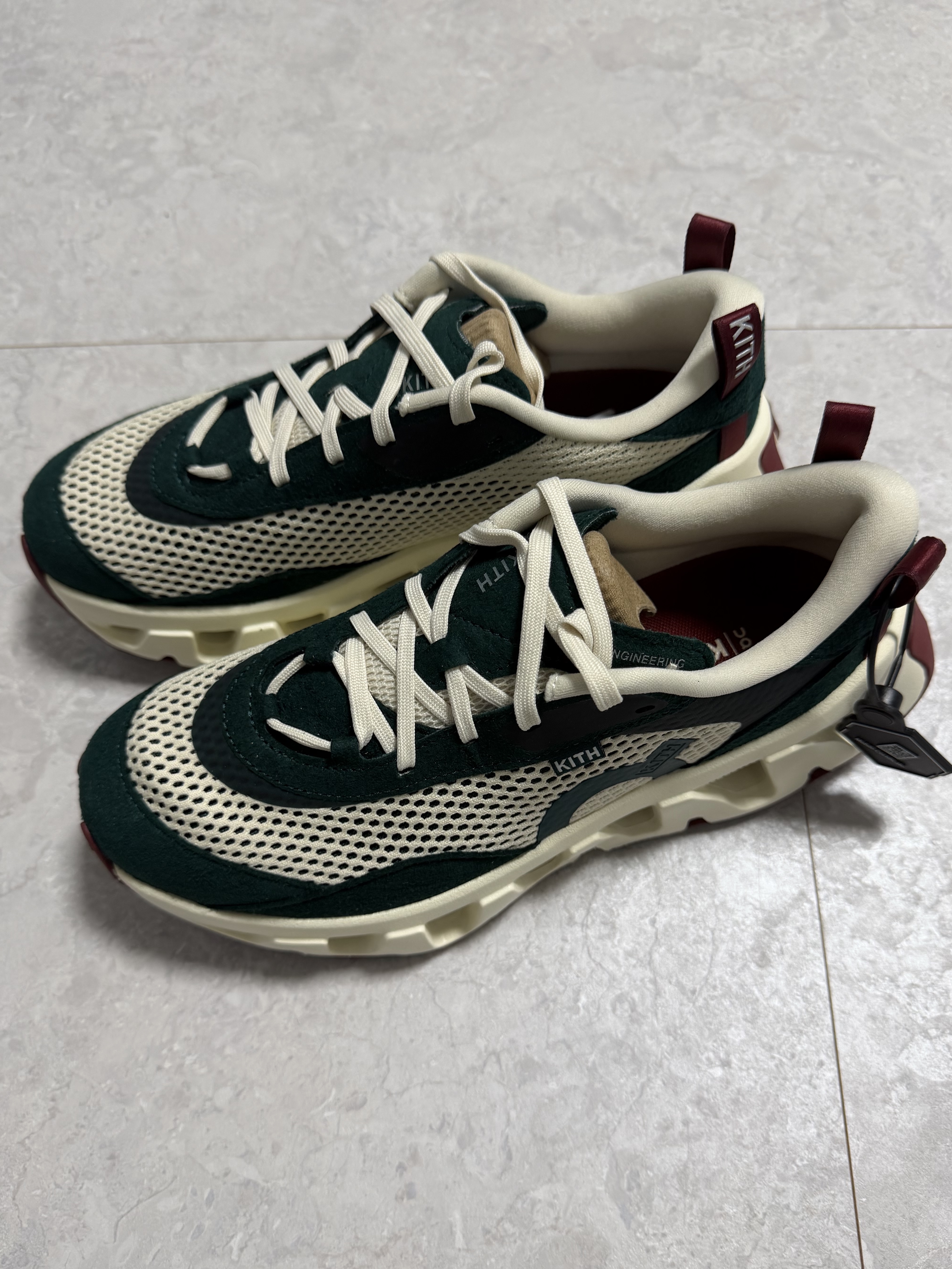 (W) On Running x Kith K-Tech 2 Spirulina Barley 착용 스타일