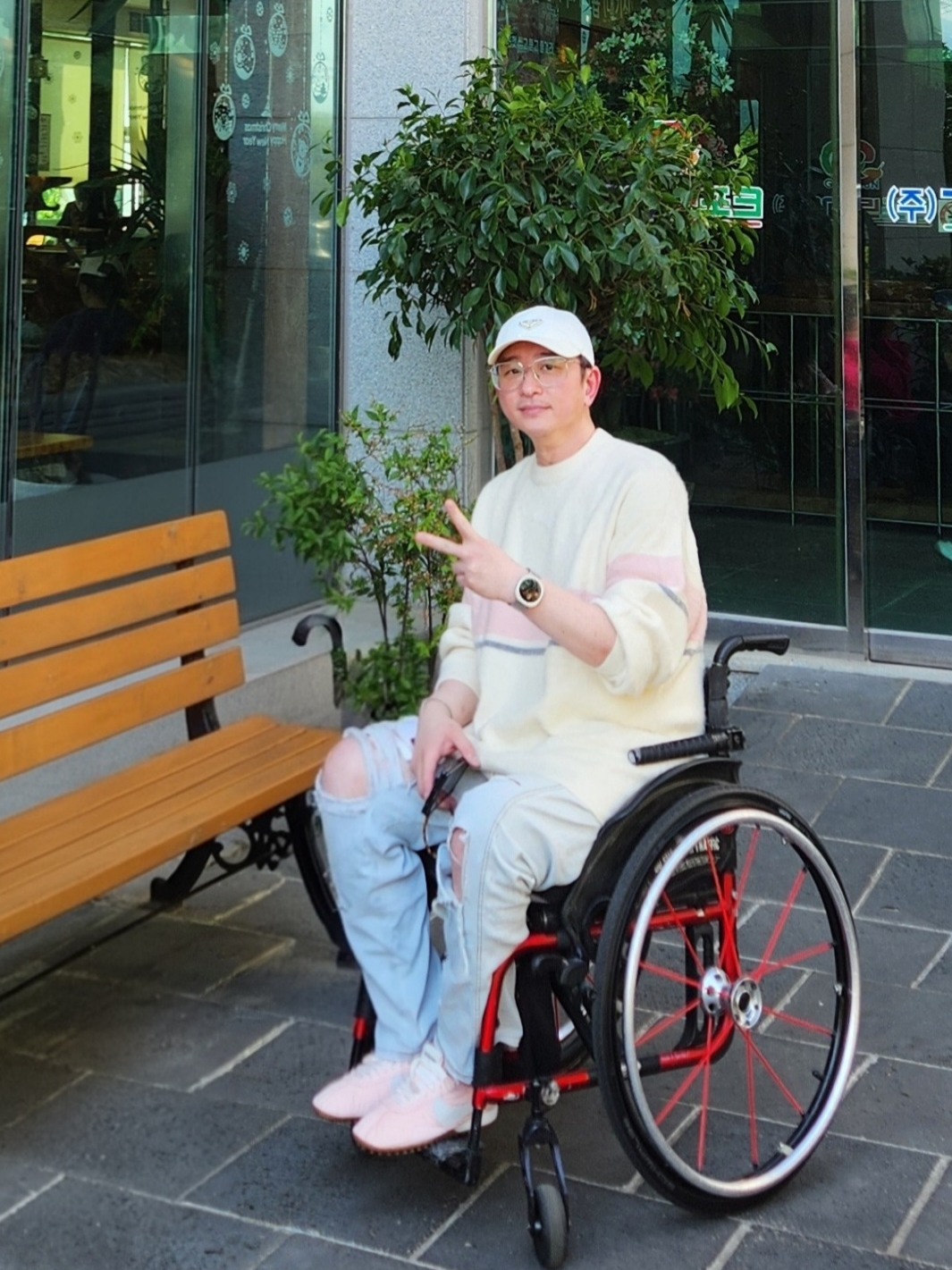 Supreme Brushed Stripe Sweater Ivory - 25FW, Nike x Jacquemus Moon Shoe SP Aluminum Pink Sail 착용 스타일