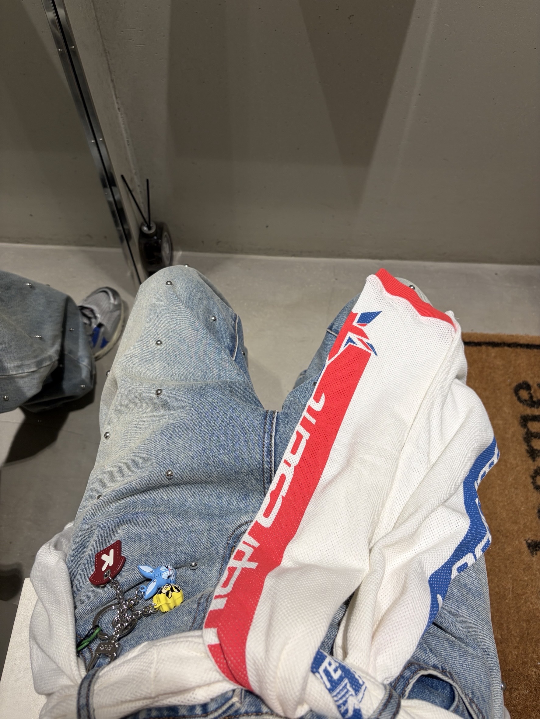 Basketcase Lax Baggy Studded Denim Light Wash Washed Blue - 26SS, Represent Mesh Pegasus Long Sleeve T-Shirt Flat White - 26SS 착용 스타일