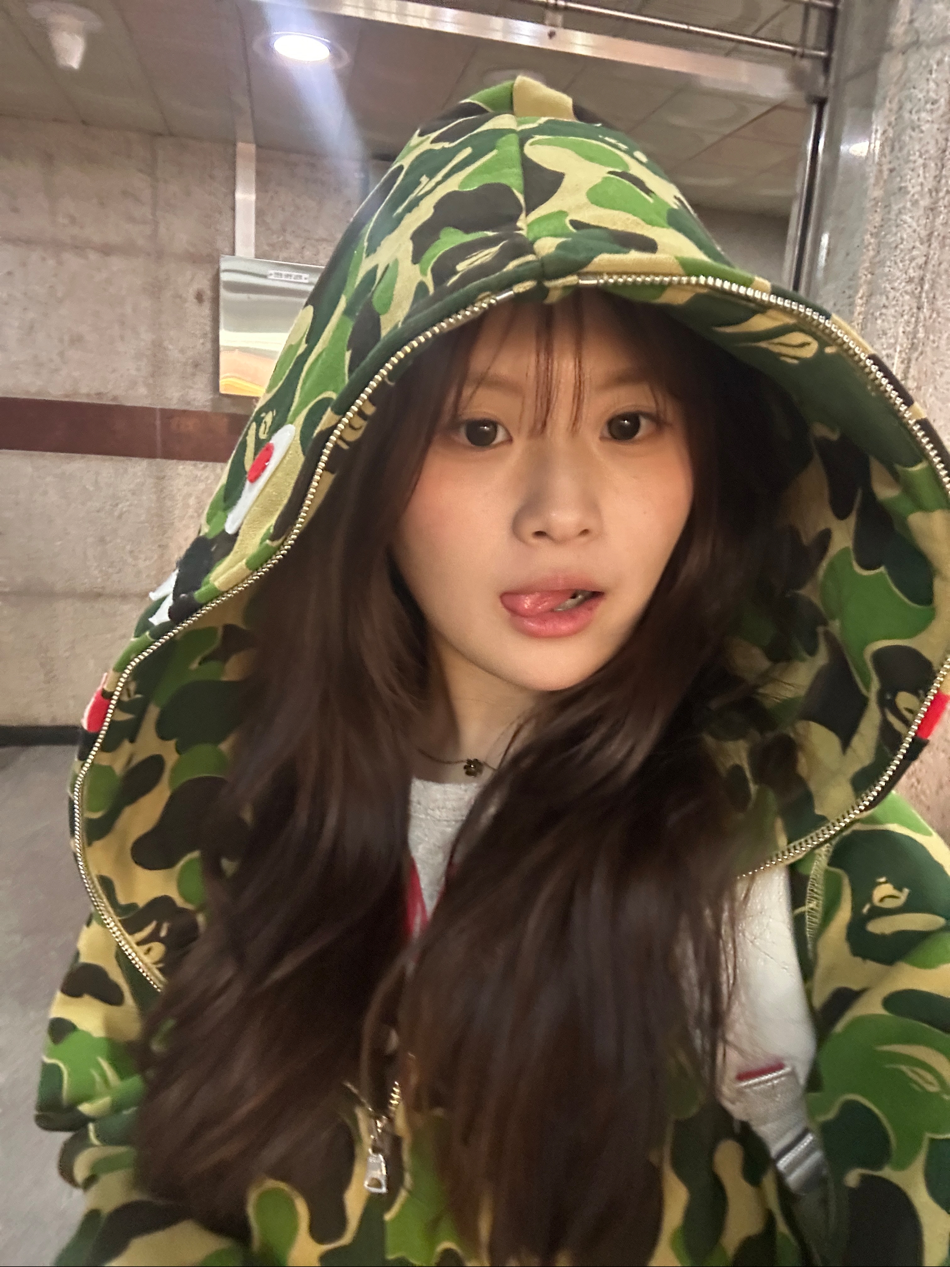 BAPE PONR ABC Camo Shark Full Zip Hoodie Army Green 착용 스타일 - 2