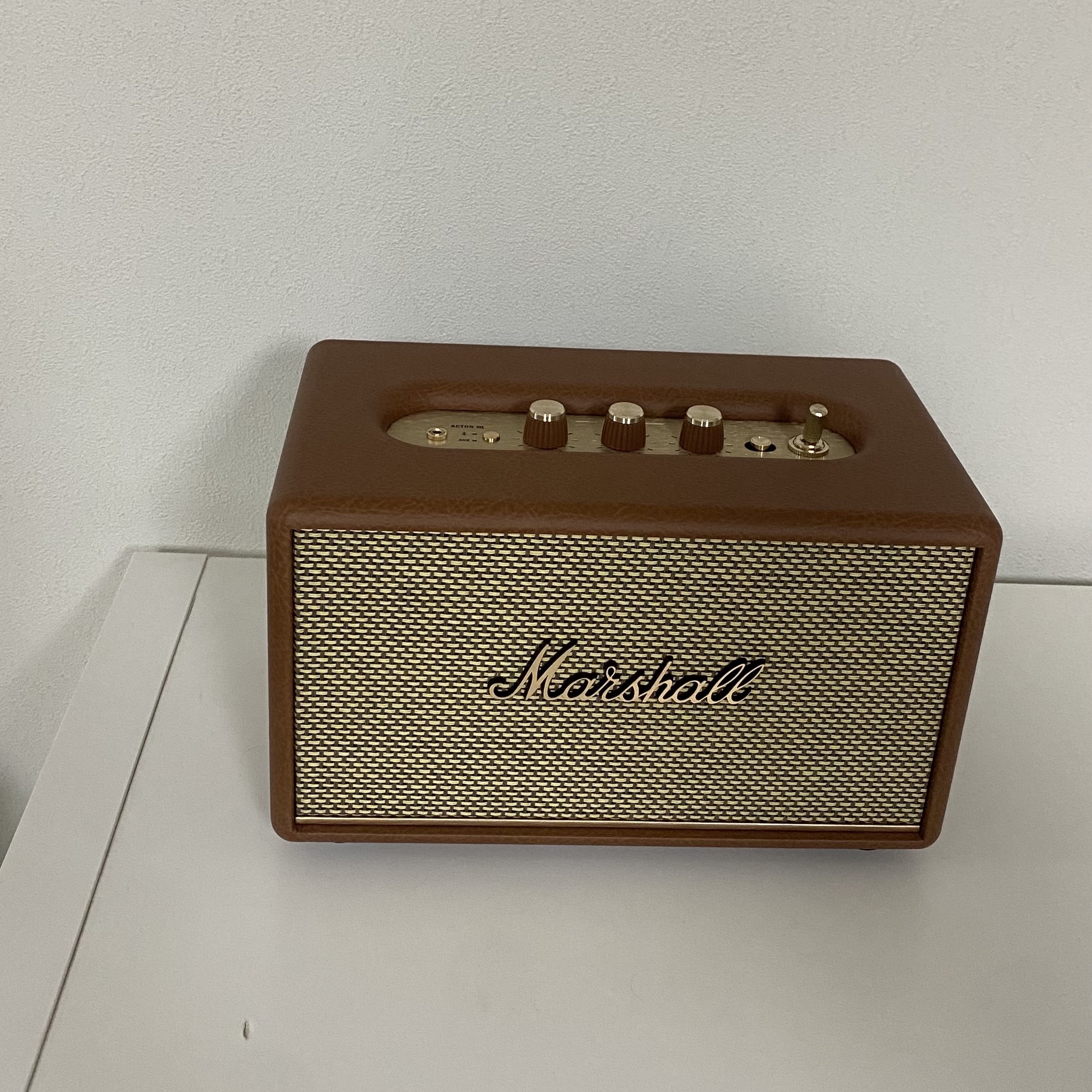 Marshall Acton III Bluetooth Brown (Korean Ver.) 착용 스타일