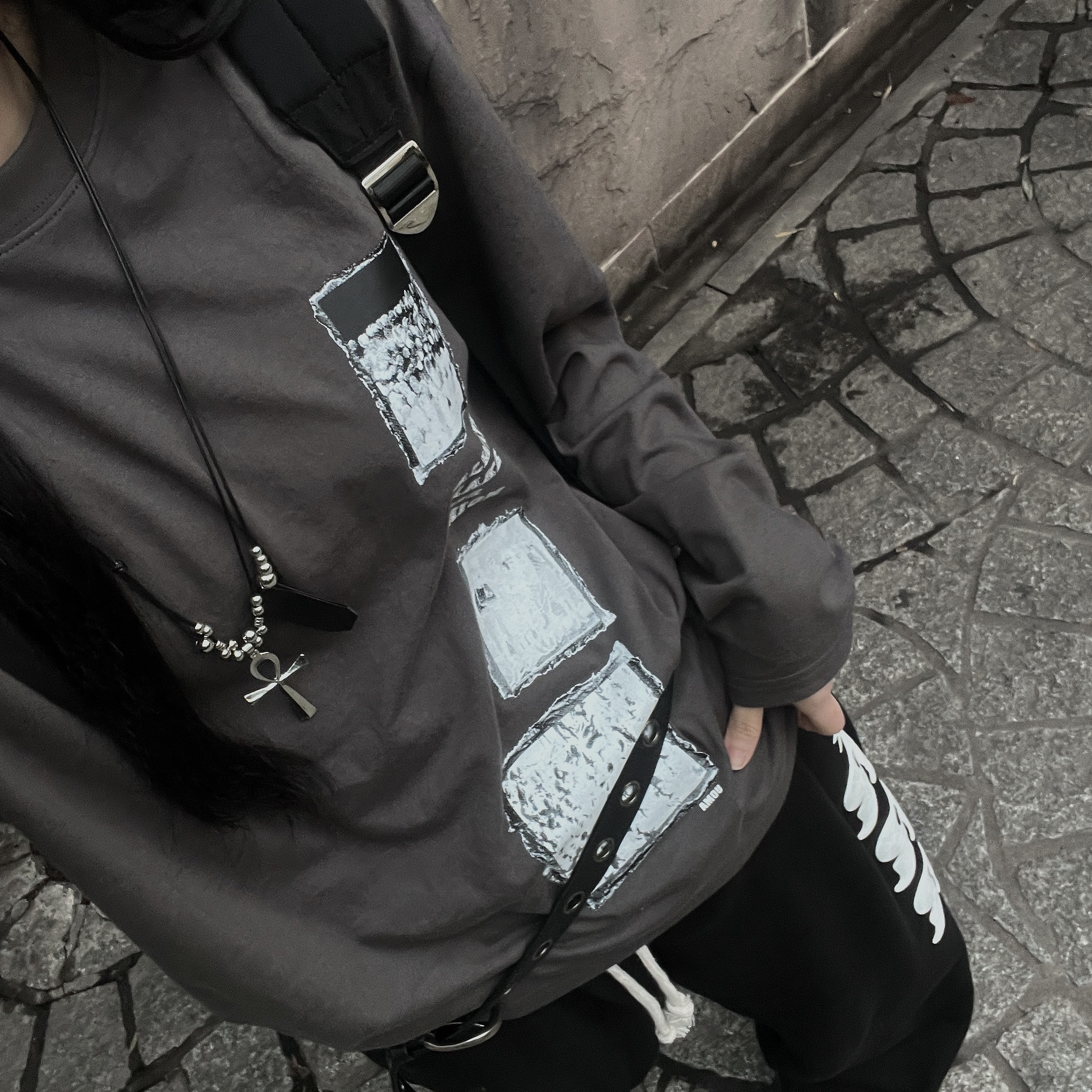 AMOU Palm Sign Beanie Black, AMOU Frame Archive Long Sleeve Charcoal 착용 스타일 - 2