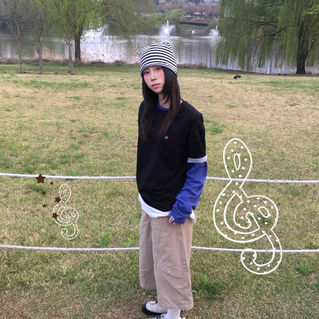 AMOU Reversible Stripe Beanie Gray 착용 스타일 - 3