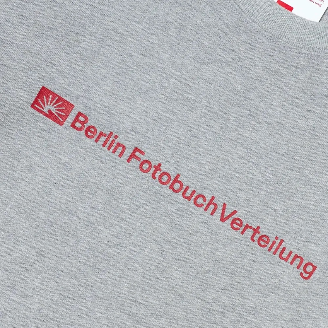 베를린 포토북 디스트리뷰션 W 002 비에프브이 센터 로고 티 그레이(Berlin Photobook Distribution W 002 BFV Center Logo Tee Grey) - 3