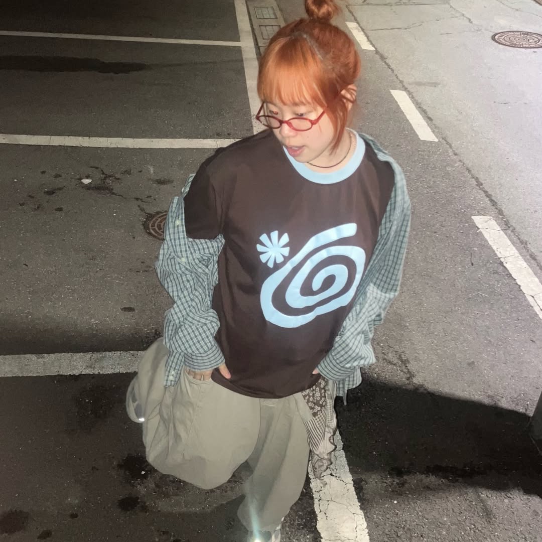 AMOU Molly Ringer T-Shirts Brown 착용 스타일 - 3