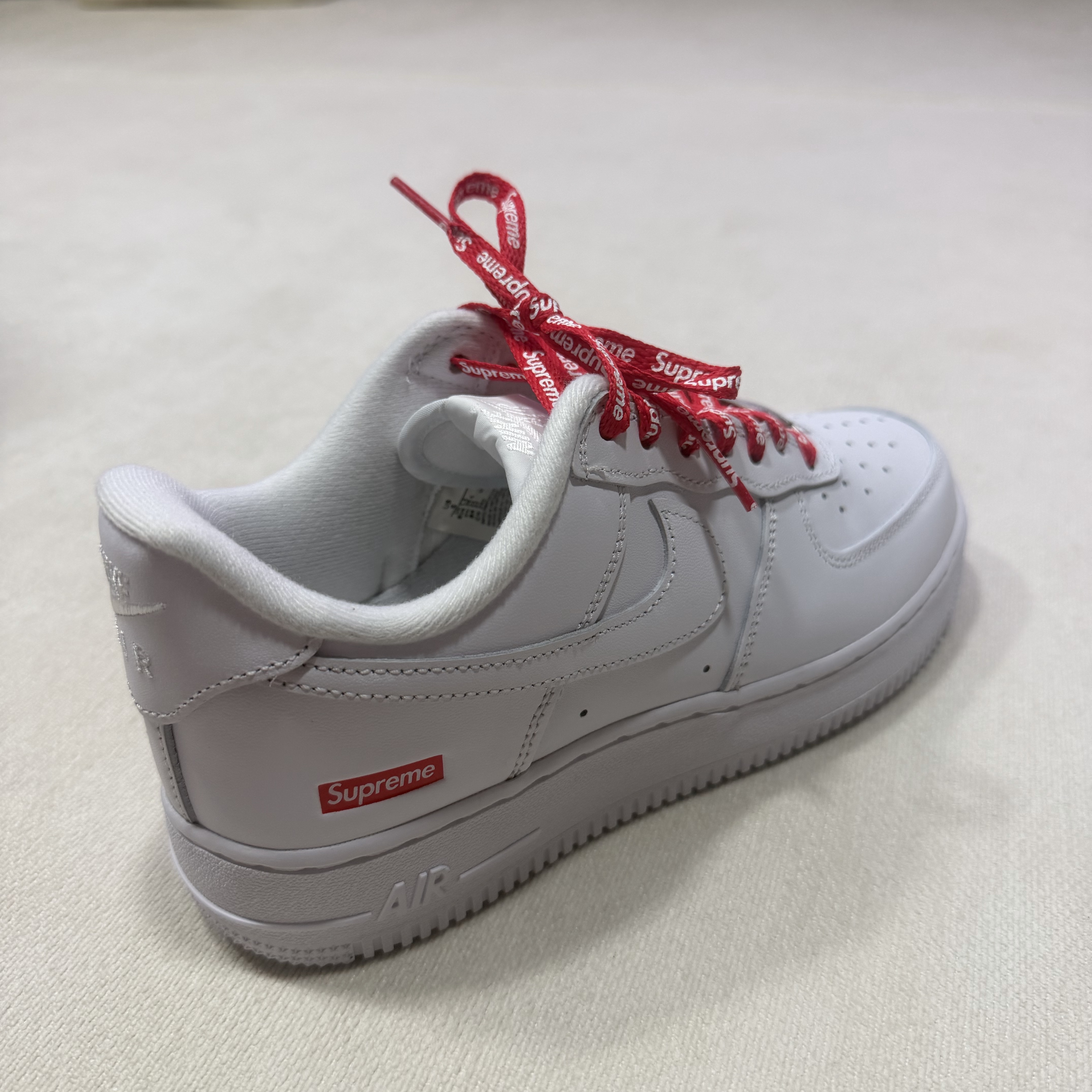 Nike x Supreme Air Force 1 Low White 착용 스타일