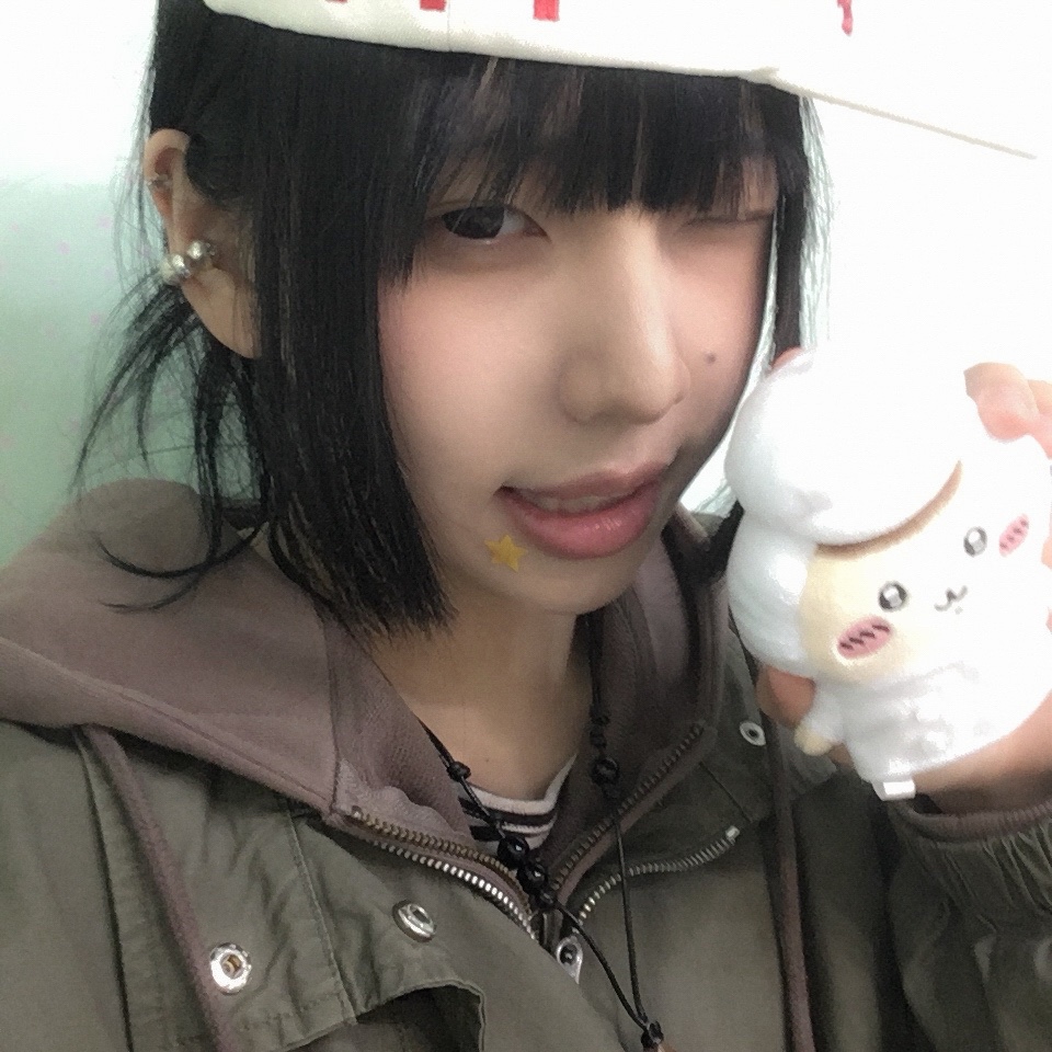 AMOU Work For Peace 5pannel Cap Ivory 착용 스타일 - 3