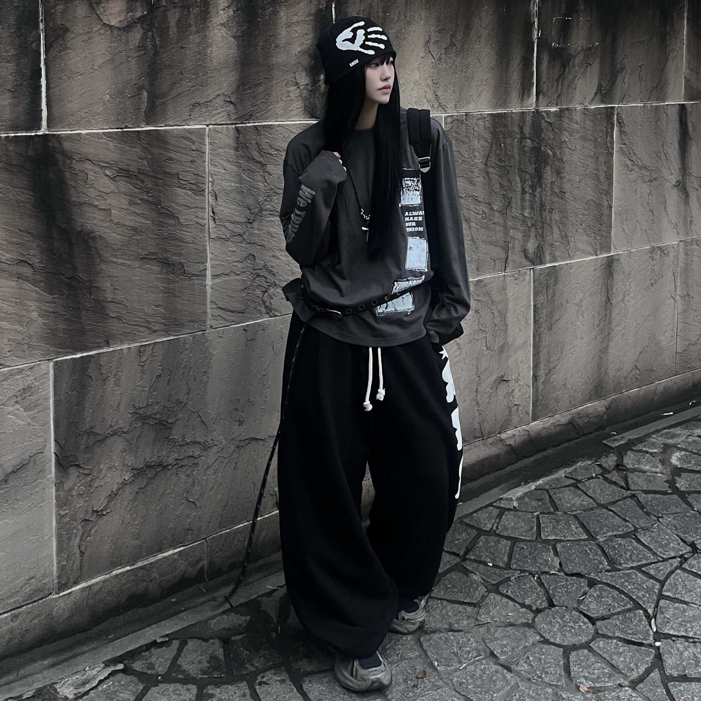 AMOU Palm Sign Beanie Black, AMOU Frame Archive Long Sleeve Charcoal 착용 스타일 - 6
