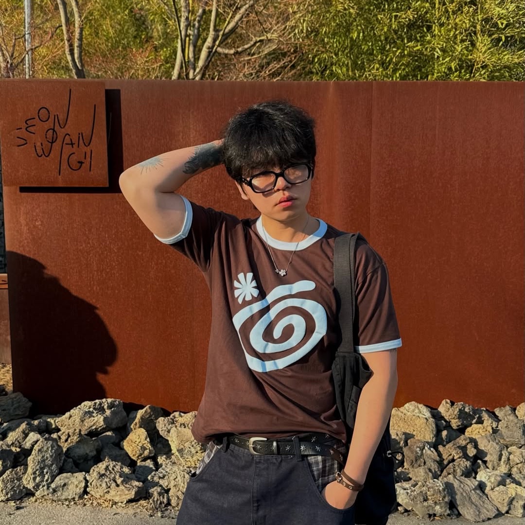 AMOU Molly Ringer T-Shirts Brown 착용 스타일 - 2