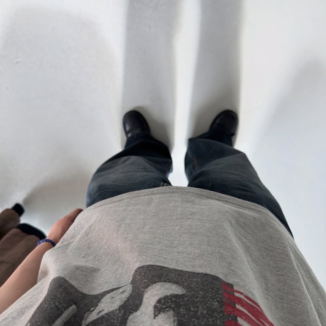 AMOU Trouble Half T-Shirts Gray 착용 스타일 - 2