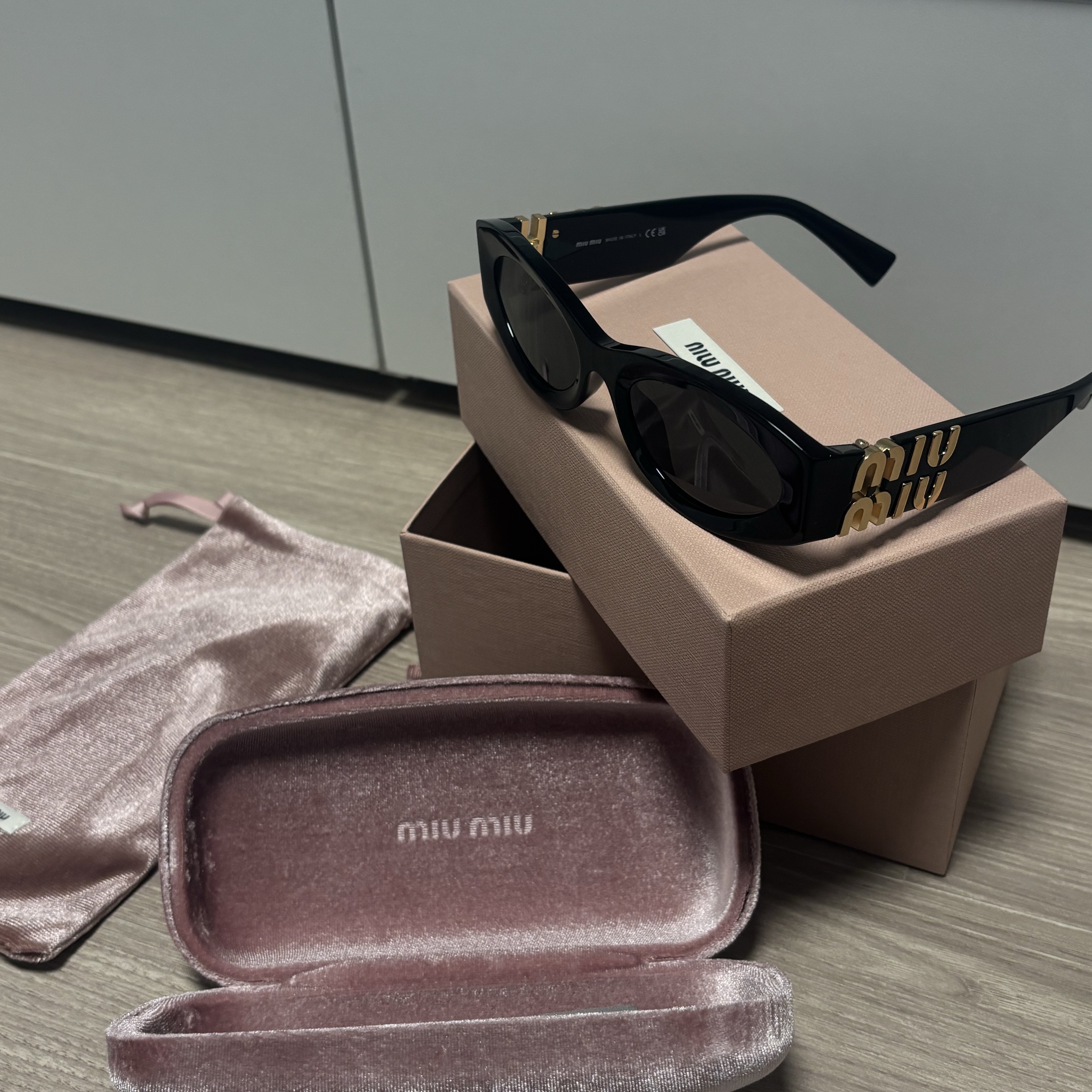 (W) Miu Miu Glimpse Sunglasses Slate Grey Lenses Black Acetate 착용 스타일 - 2