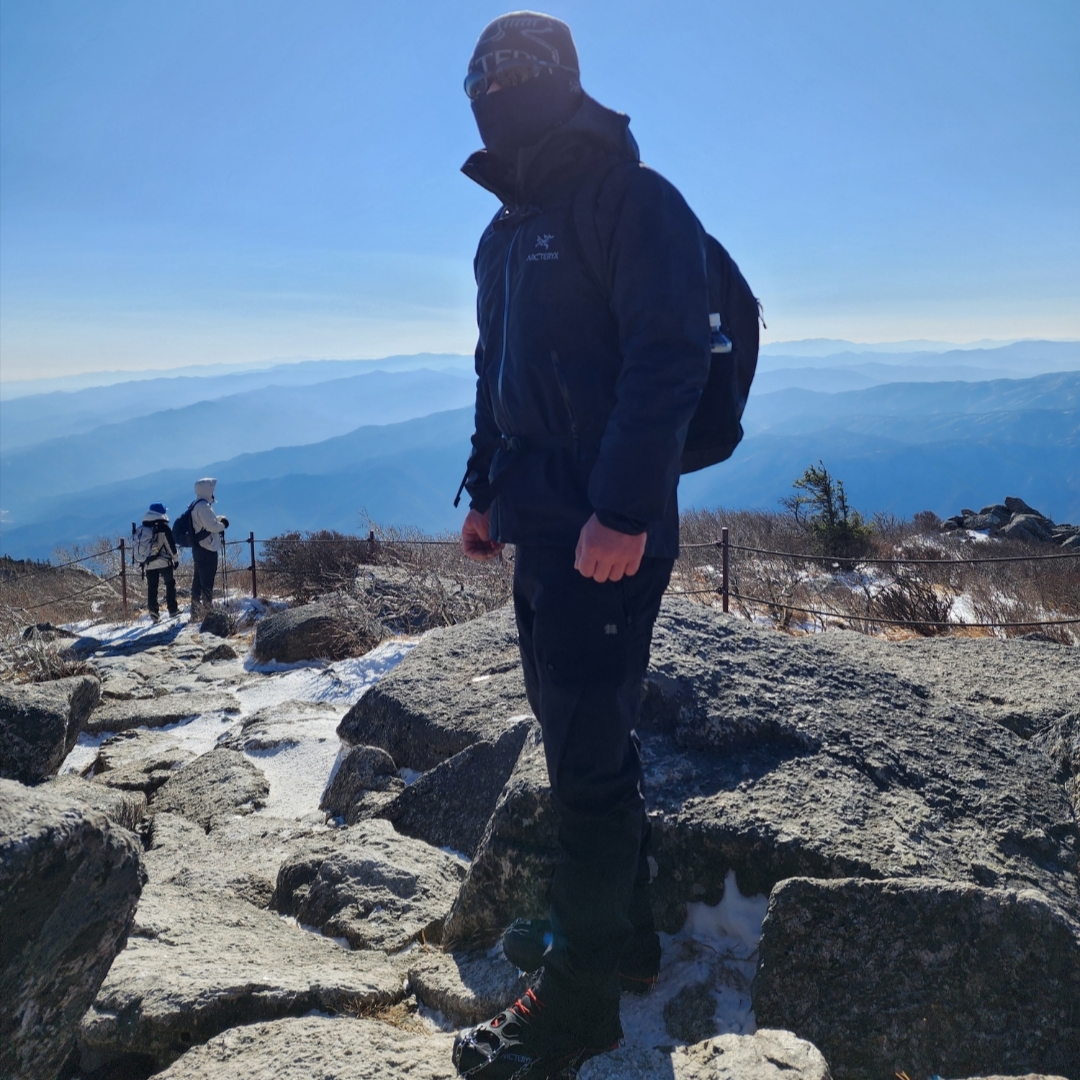 Arc'teryx Bird Word Toque Black Void, Oakley Eye Jacket Redux Matte Black Frame Prizm Grey Lenses High Bridge Fit 착용 스타일 - 2