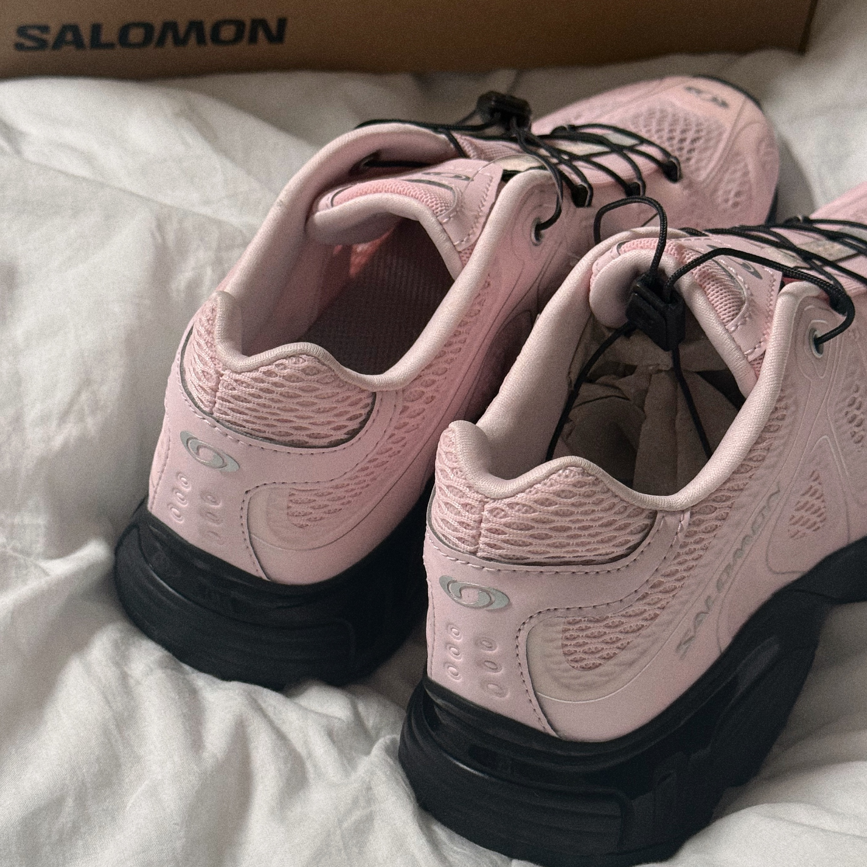 Salomon XT-Whisper Void Icy Pink Black 착용 스타일 - 2