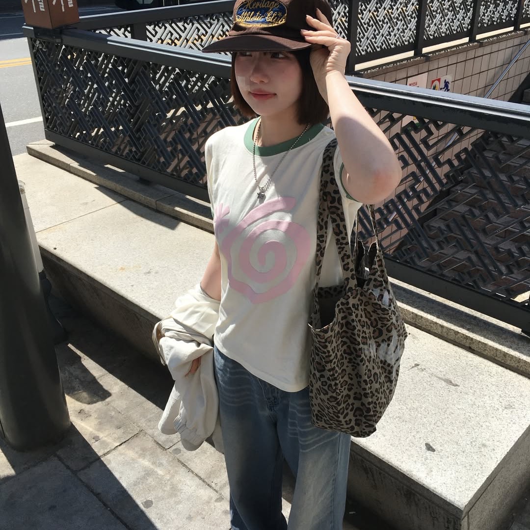 AMOU Molly Ringer T-Shirts Ivory 착용 스타일 - 3