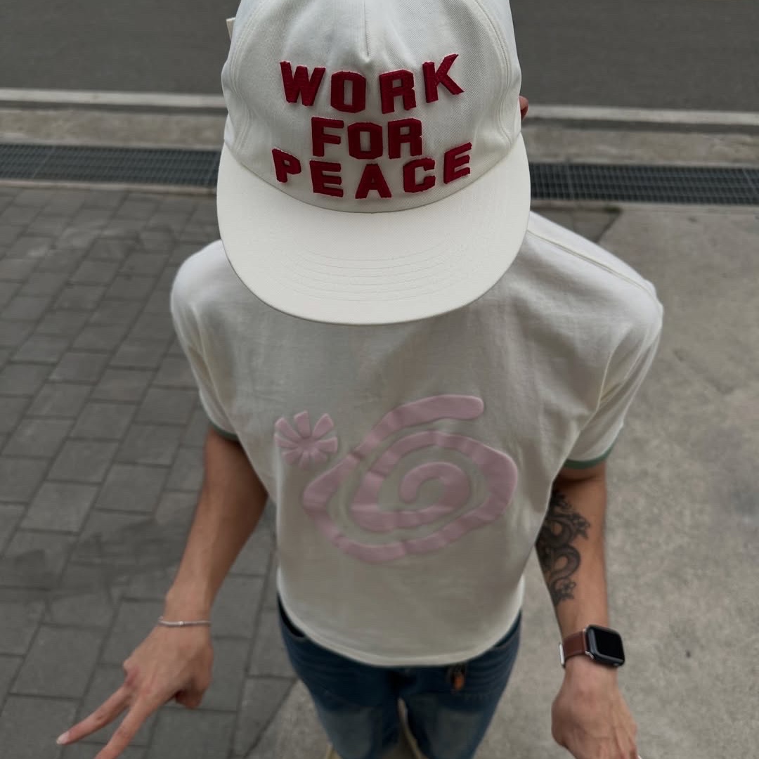 AMOU Work For Peace 5pannel Cap Ivory, AMOU Molly Ringer T-Shirts Ivory 착용 스타일 - 2