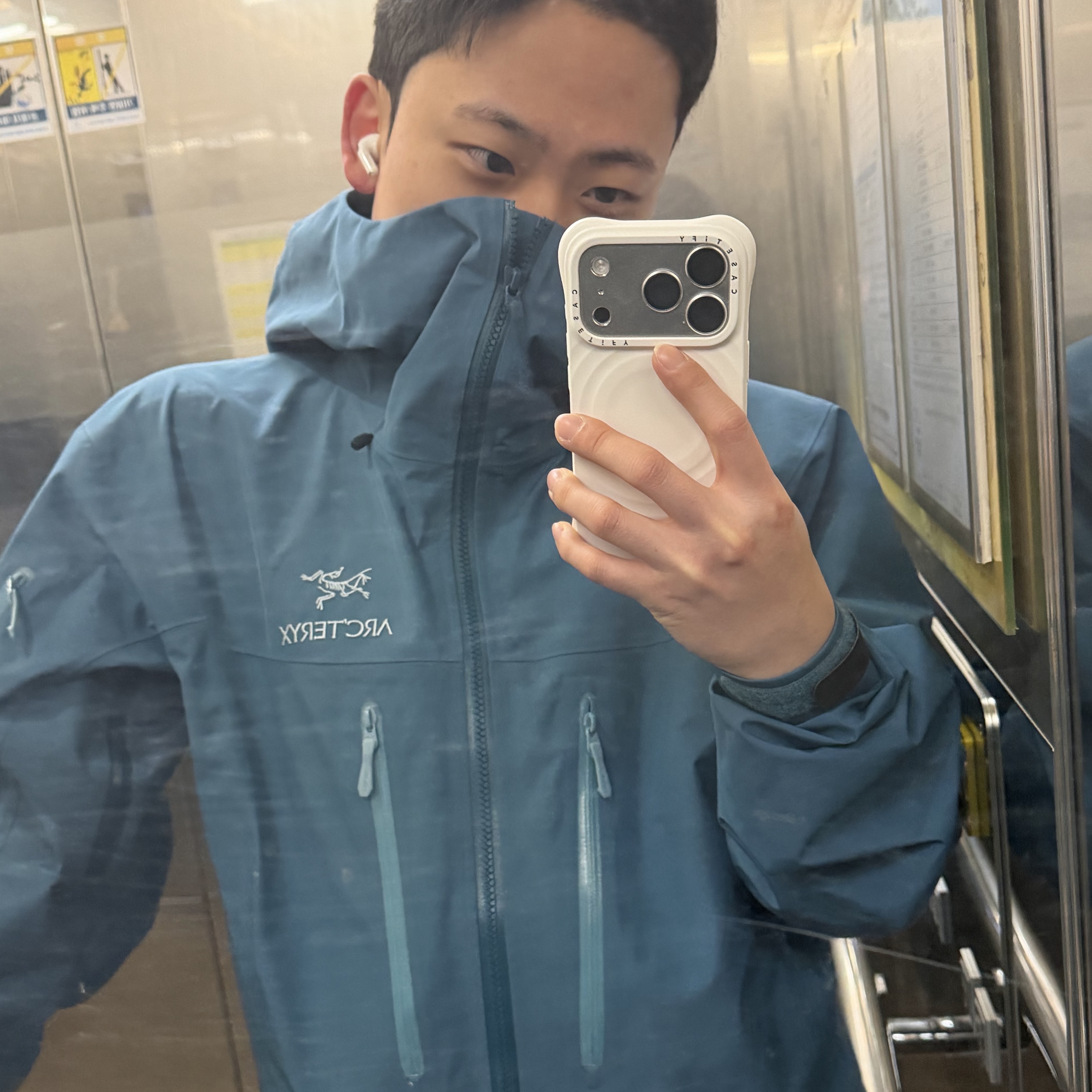 Arc'teryx Alpha SV Jacket Serene, Casetify iPhone MagSafe Ripple Case White 착용 스타일