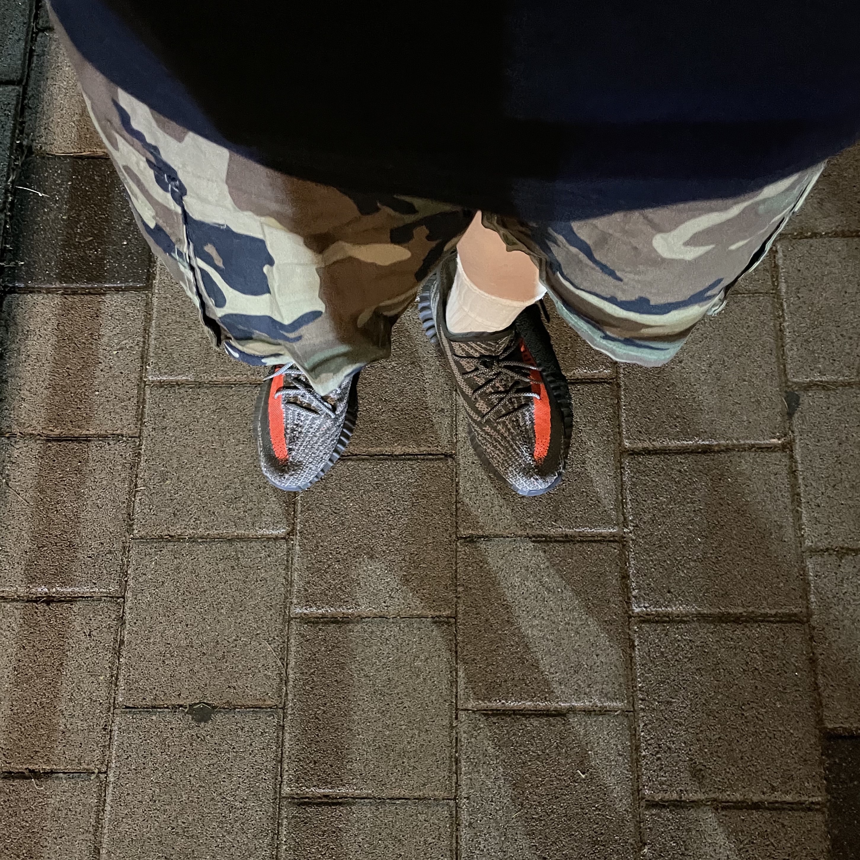 Adidas Yeezy Boost 350 V2 Carbon Beluga 착용 스타일