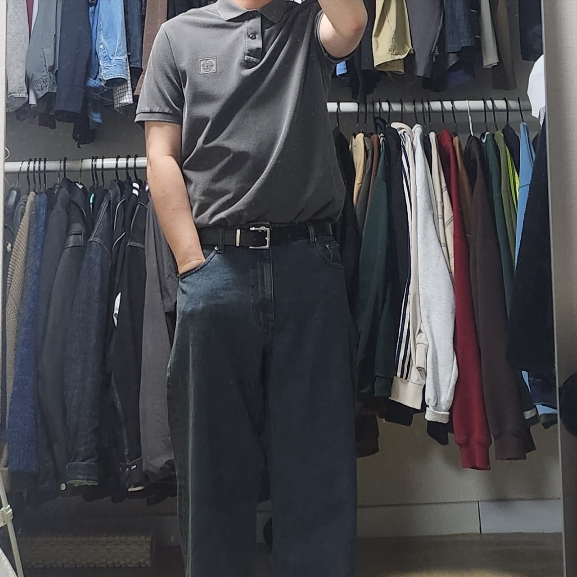 Stone Island 22002SC Organic Cotton Pique Slim Fit Short-Sleeve Polo Shirt Overdyed with Pigments Charcoal Grey - 25SS 착용 스타일
