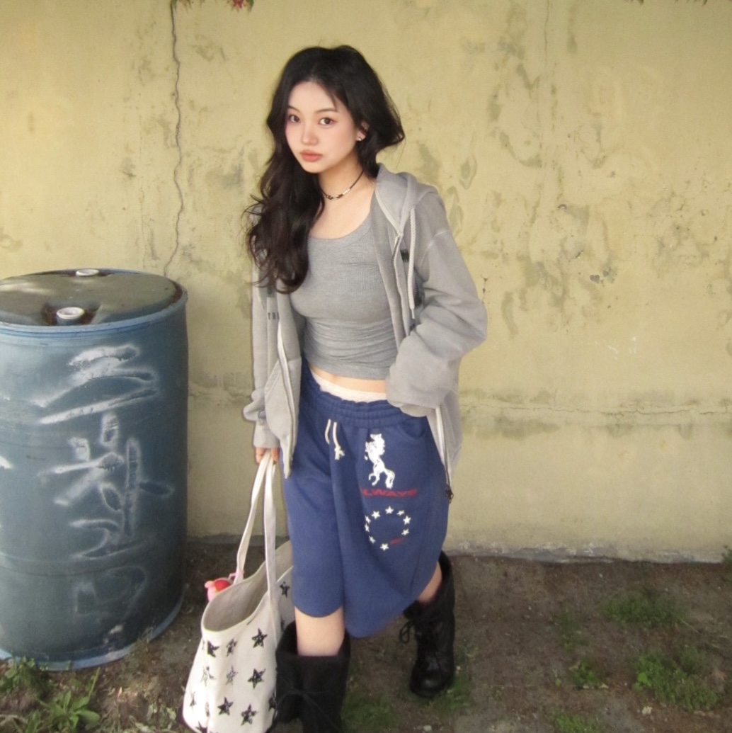 AMOU Horse One Tuck Bermuda Pants Blue, AMOU Dot Star Tote Bag 착용 스타일 - 3