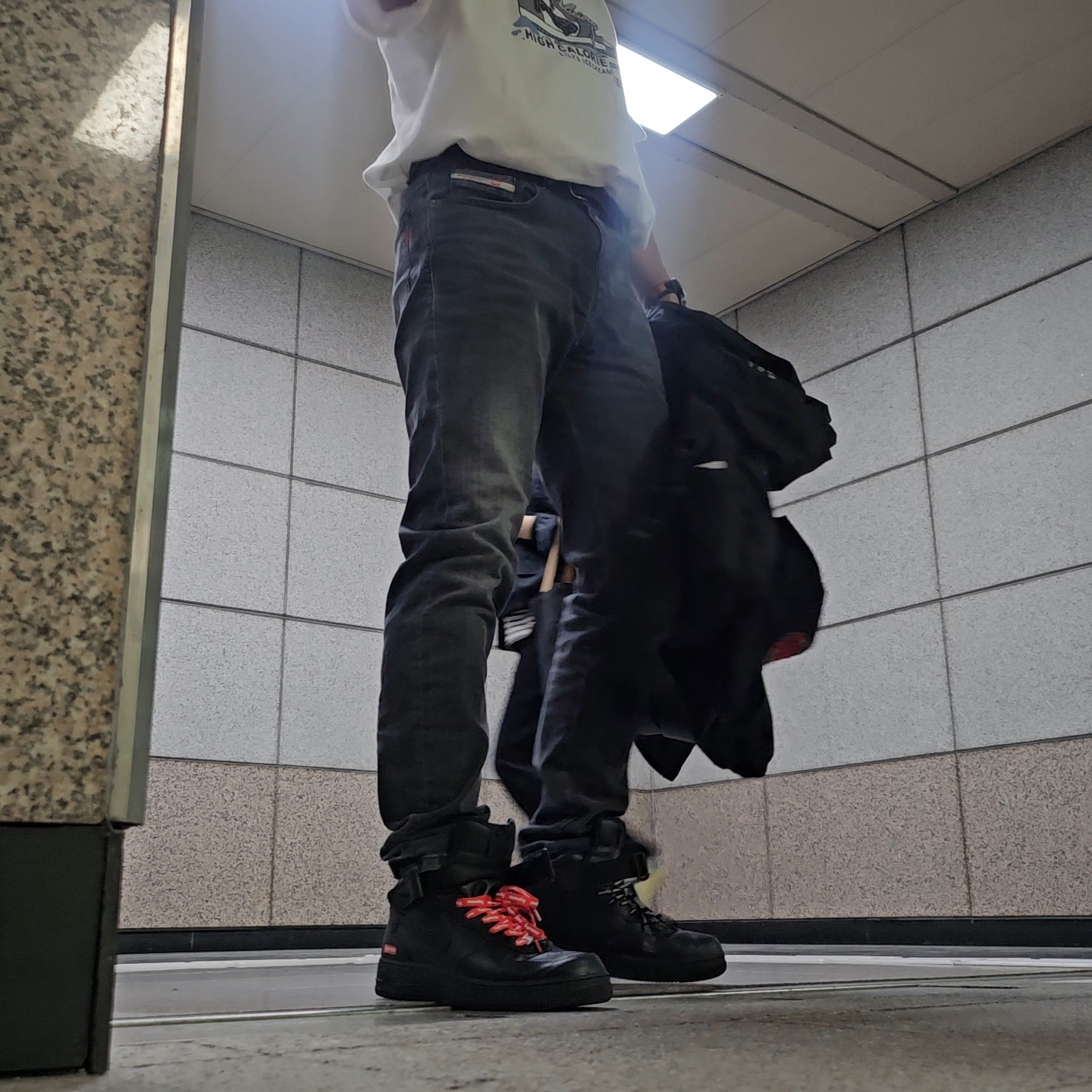 Diesel 2019 D-Strukt Slim Jeans Grey 착용 스타일 - 2