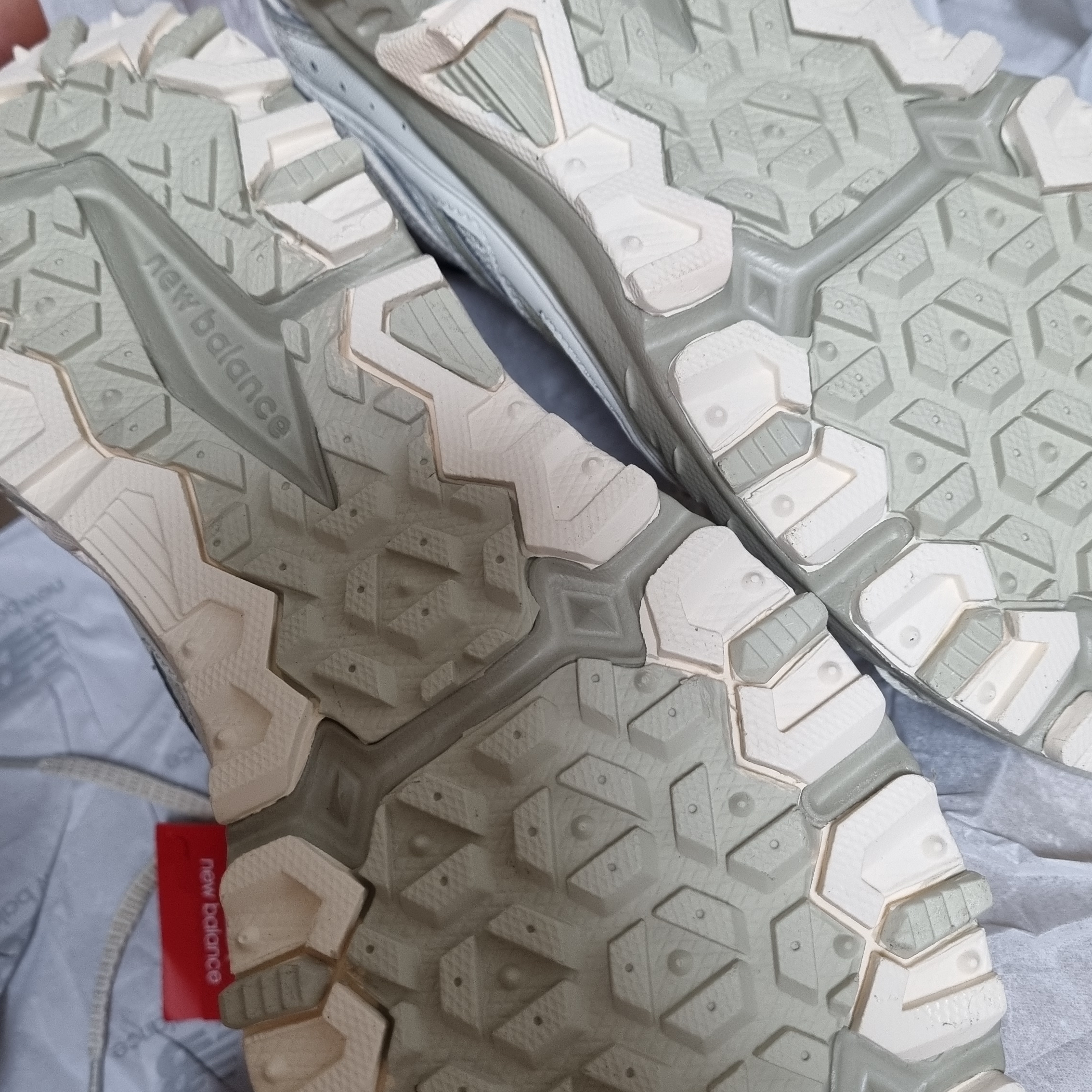 New Balance 410v5 Trail Beige - 2E Wide 착용 스타일 - 8