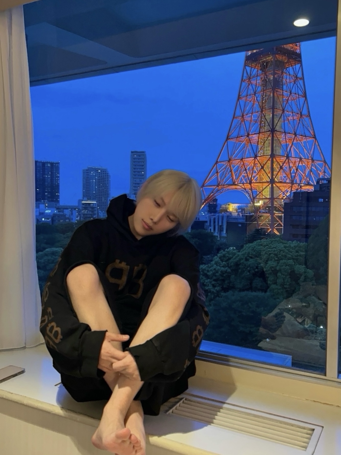 Balenciaga Crypto Hoodie Medium Fit Black Faded 착용 스타일 - 2