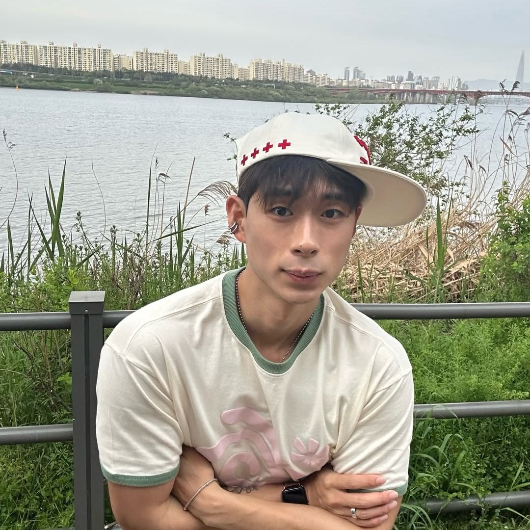AMOU Work For Peace 5pannel Cap Ivory, AMOU Molly Ringer T-Shirts Ivory 착용 스타일 - 6