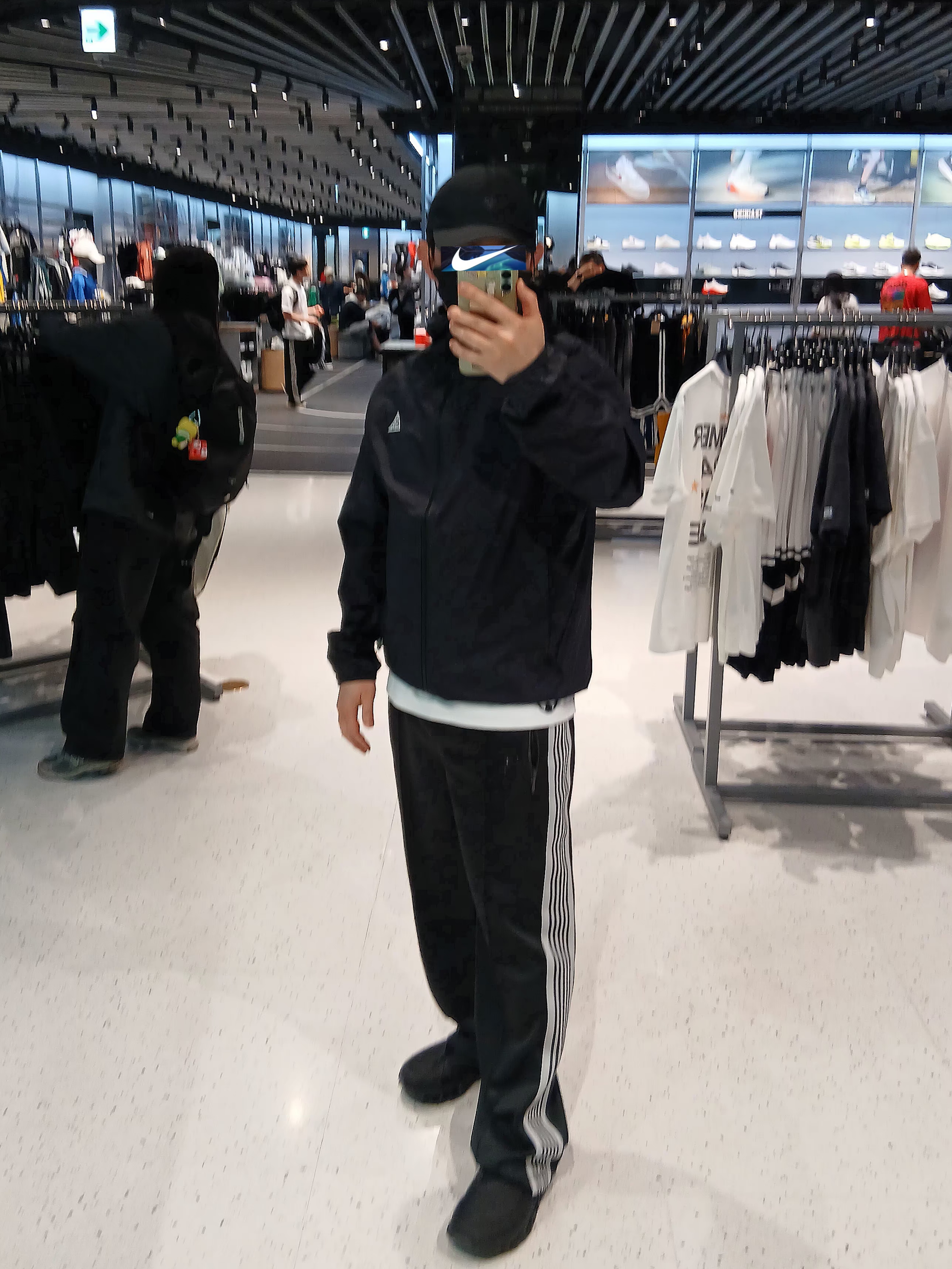 Goldwin Gore-Tex 3L Cap Black, IAB Studio T-Shirt White Gray 착용 스타일 - 2