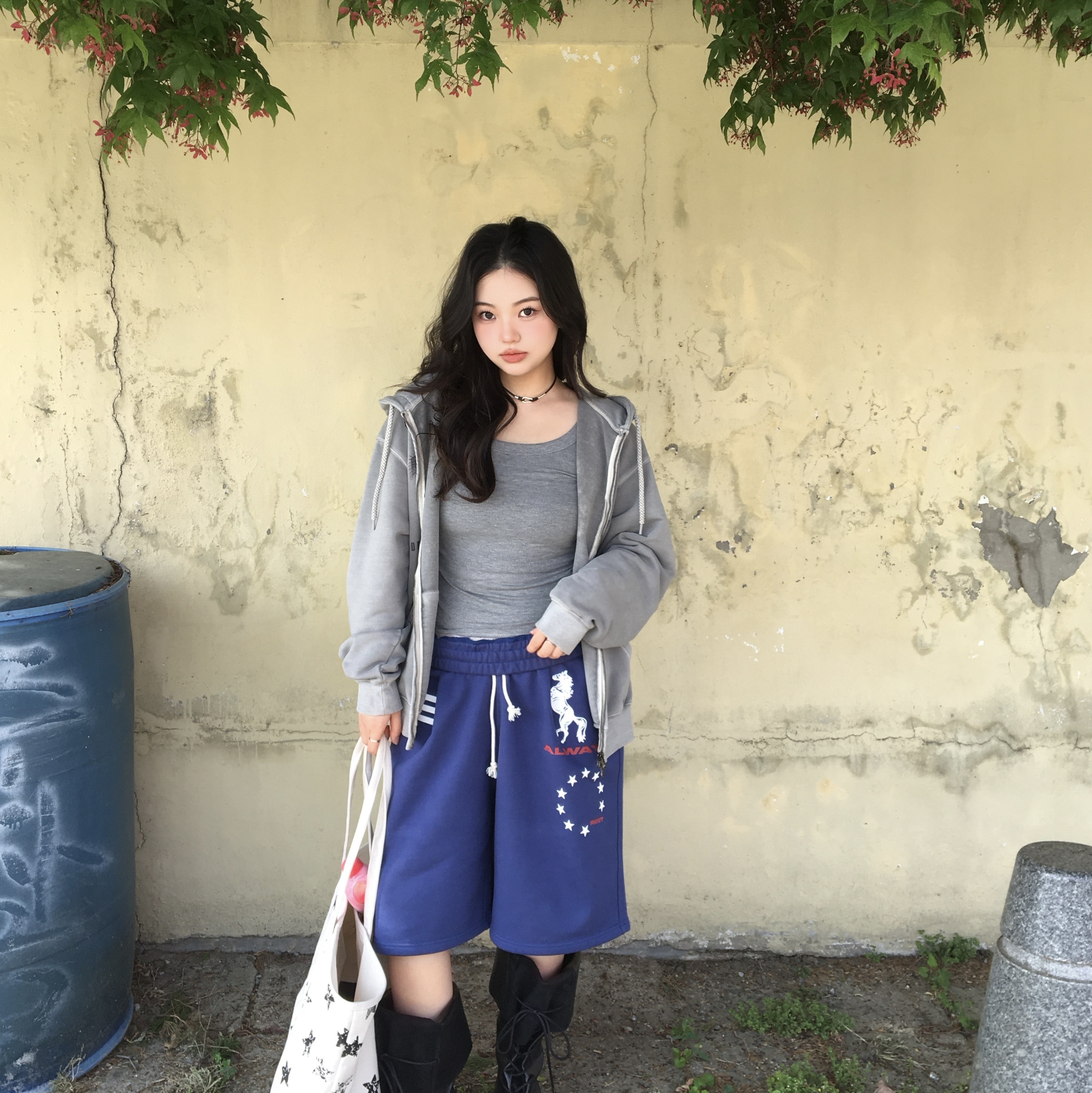 AMOU Horse One Tuck Bermuda Pants Blue, AMOU Dot Star Tote Bag 착용 스타일 - 1
