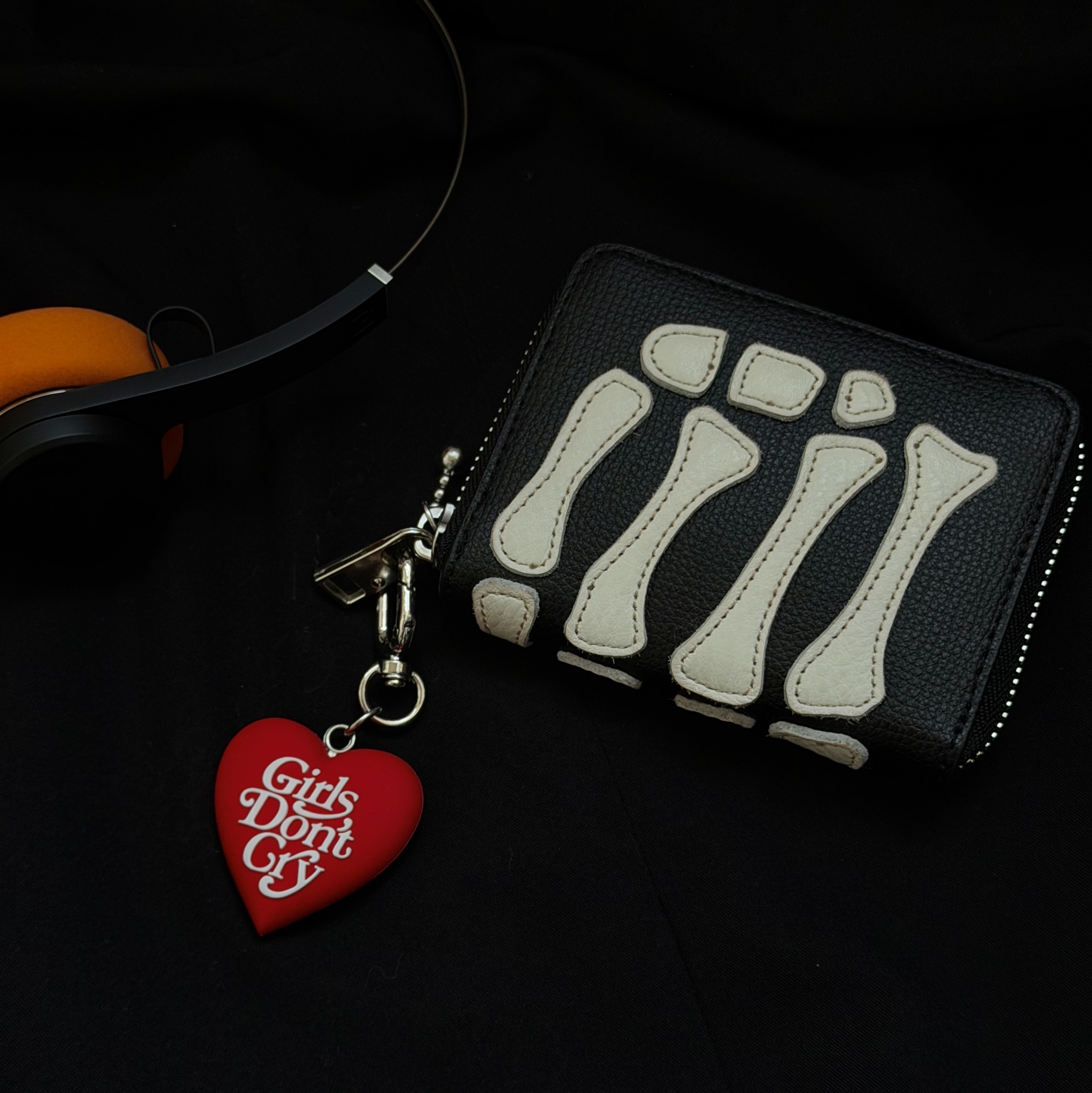 Kapital Thumbs Up Bone Hand Zip Mini Wallet Black, Verdy x Lotte Museum Girls Don't Cry heart Keyring 착용 스타일