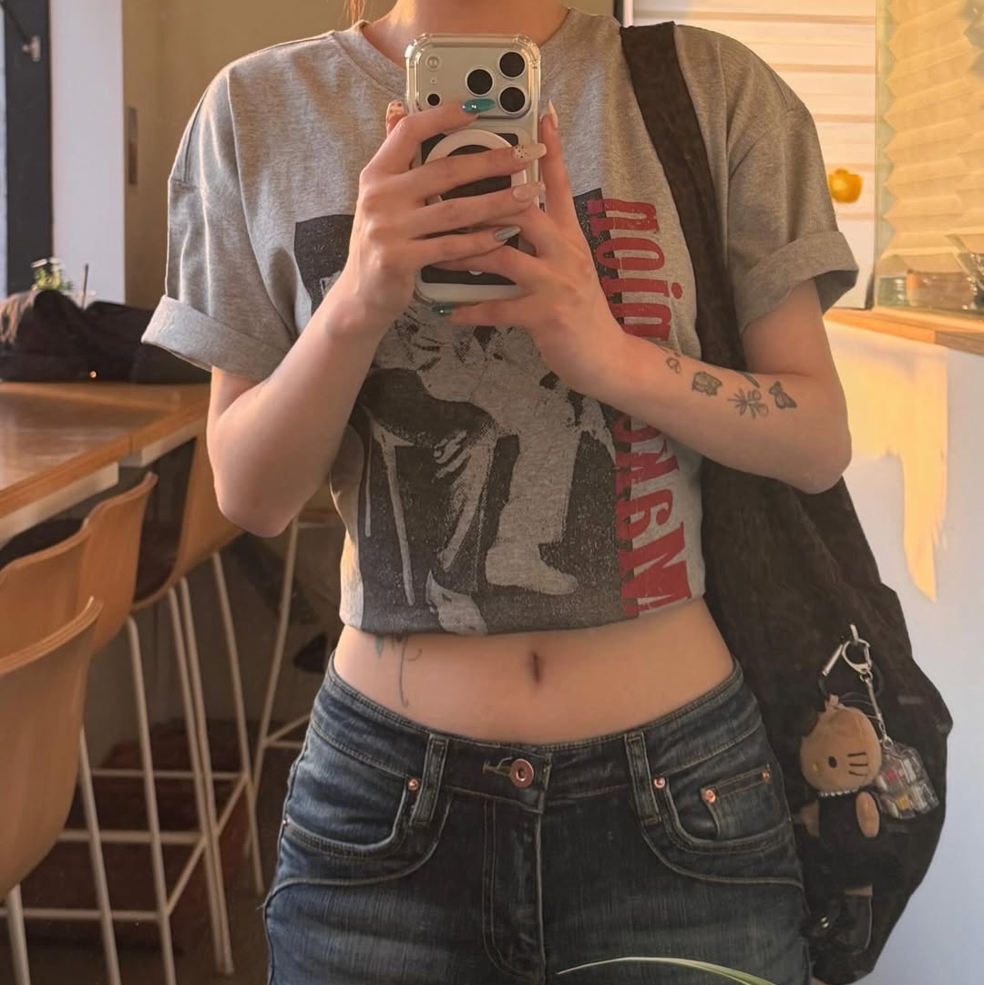 AMOU Trouble Half T-Shirts Gray 착용 스타일 - 1