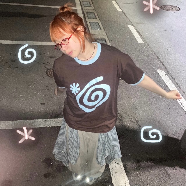 AMOU Molly Ringer T-Shirts Brown 착용 스타일 - 1